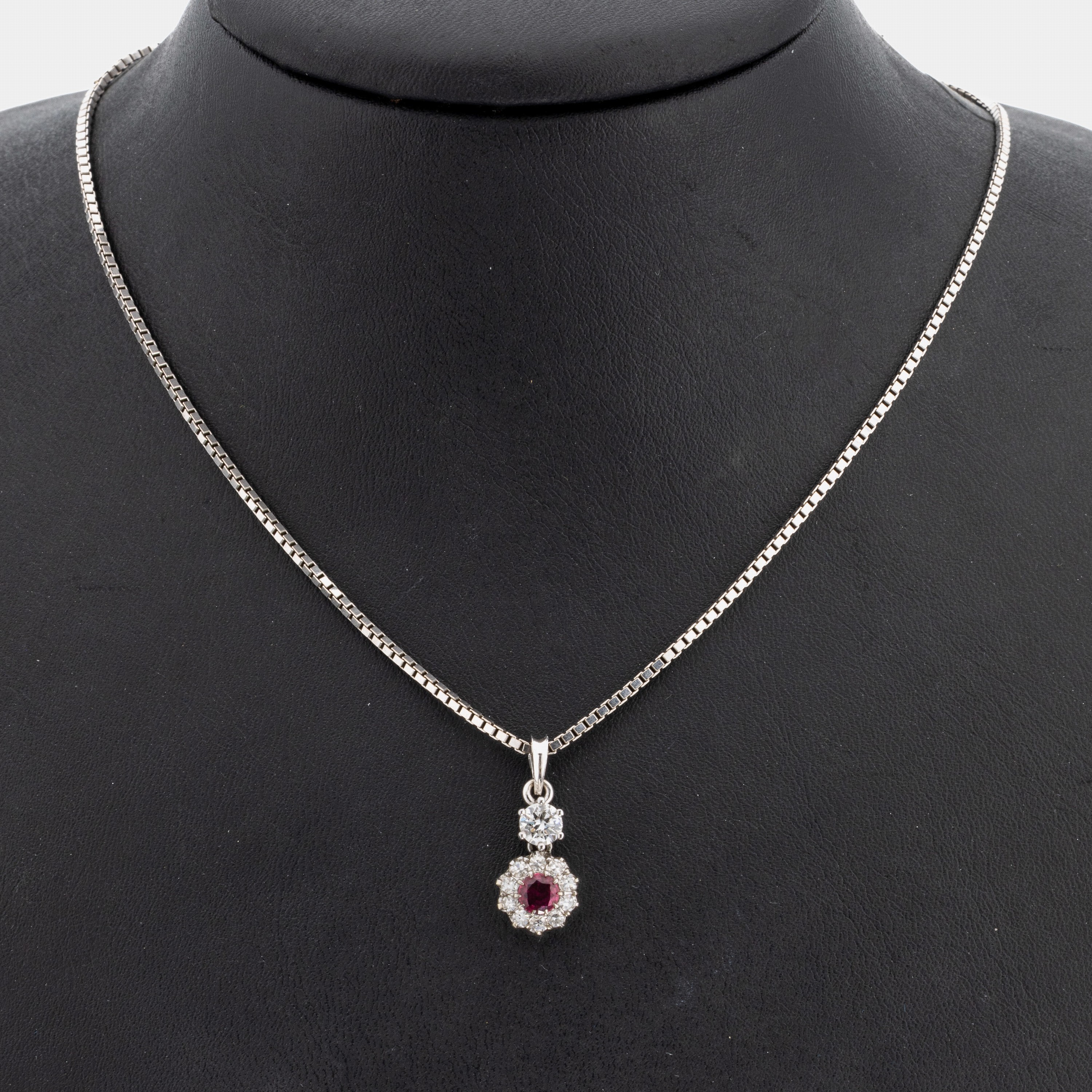 18 kt Gold Rubin-Diamant-Anhänger, WG 750/000, rundfacett. Rubin ca. 0.30 ct, 1 Brillant ca. 0.40 ct Weiß/si, 10 8/8-Diamantenzus. ca. 0.30 ct ...