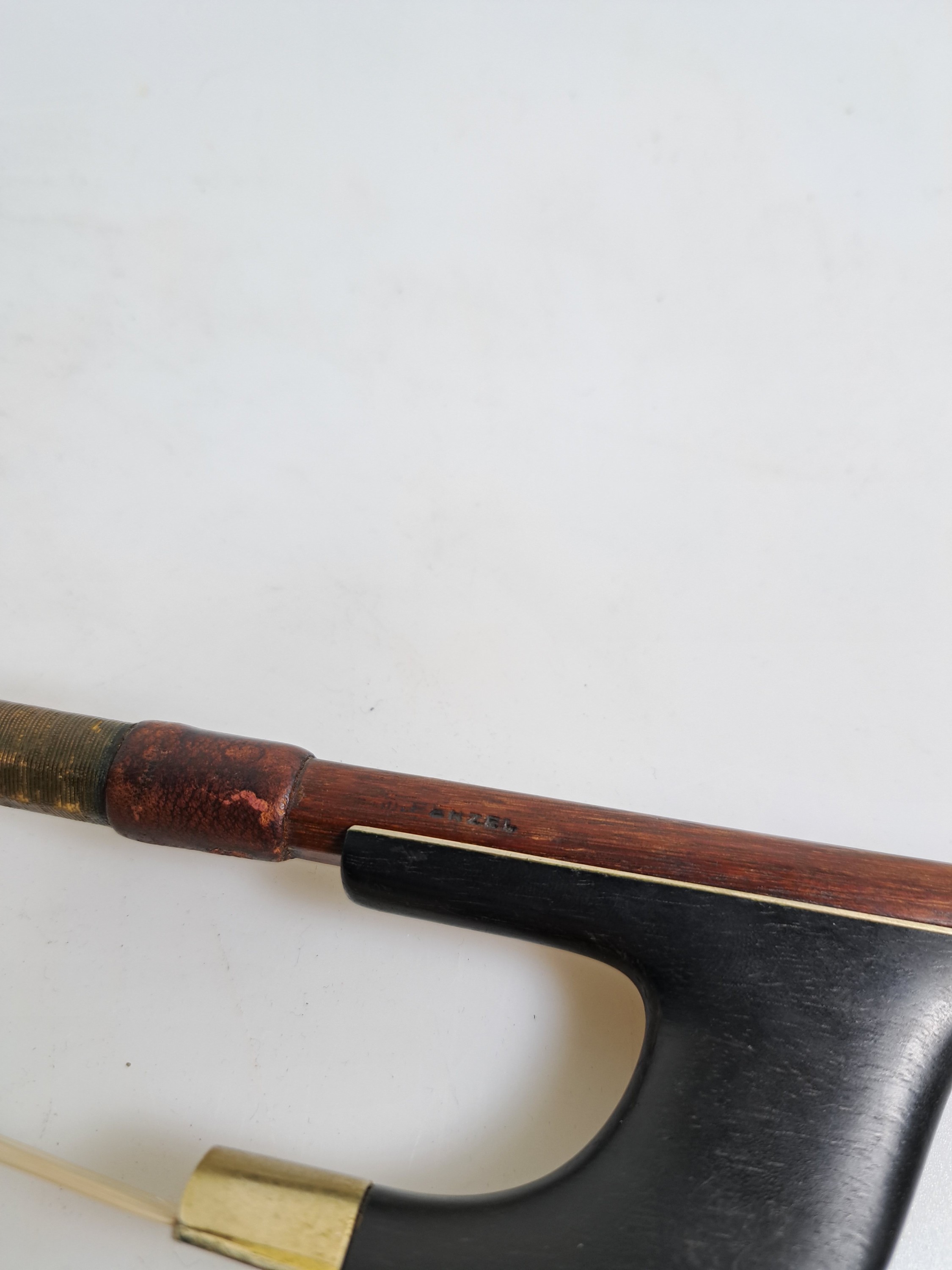 Detail f: Bogen für einen Kontrabass, Brandstempel, Penzel, Ausstattung aus Neusilber, L. ca. 77 cm, Gewicht 126g, Fernambuk
