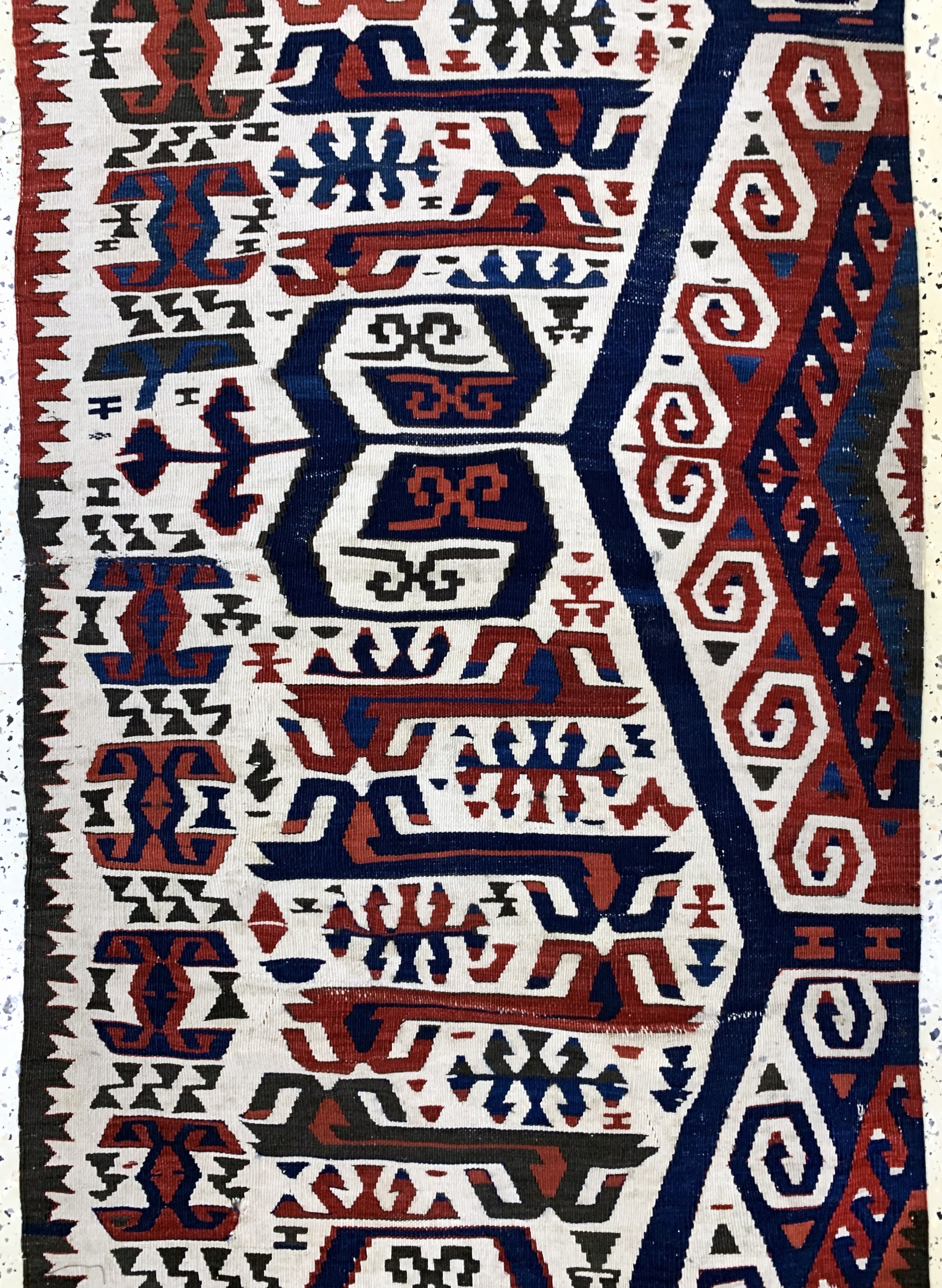 Detail b: Aksaray Kelim antik, Türkei, um 1900, Wolleauf Wolle, ca. 290 x 80 cm, EHZ: 3, (kleine Löcher)