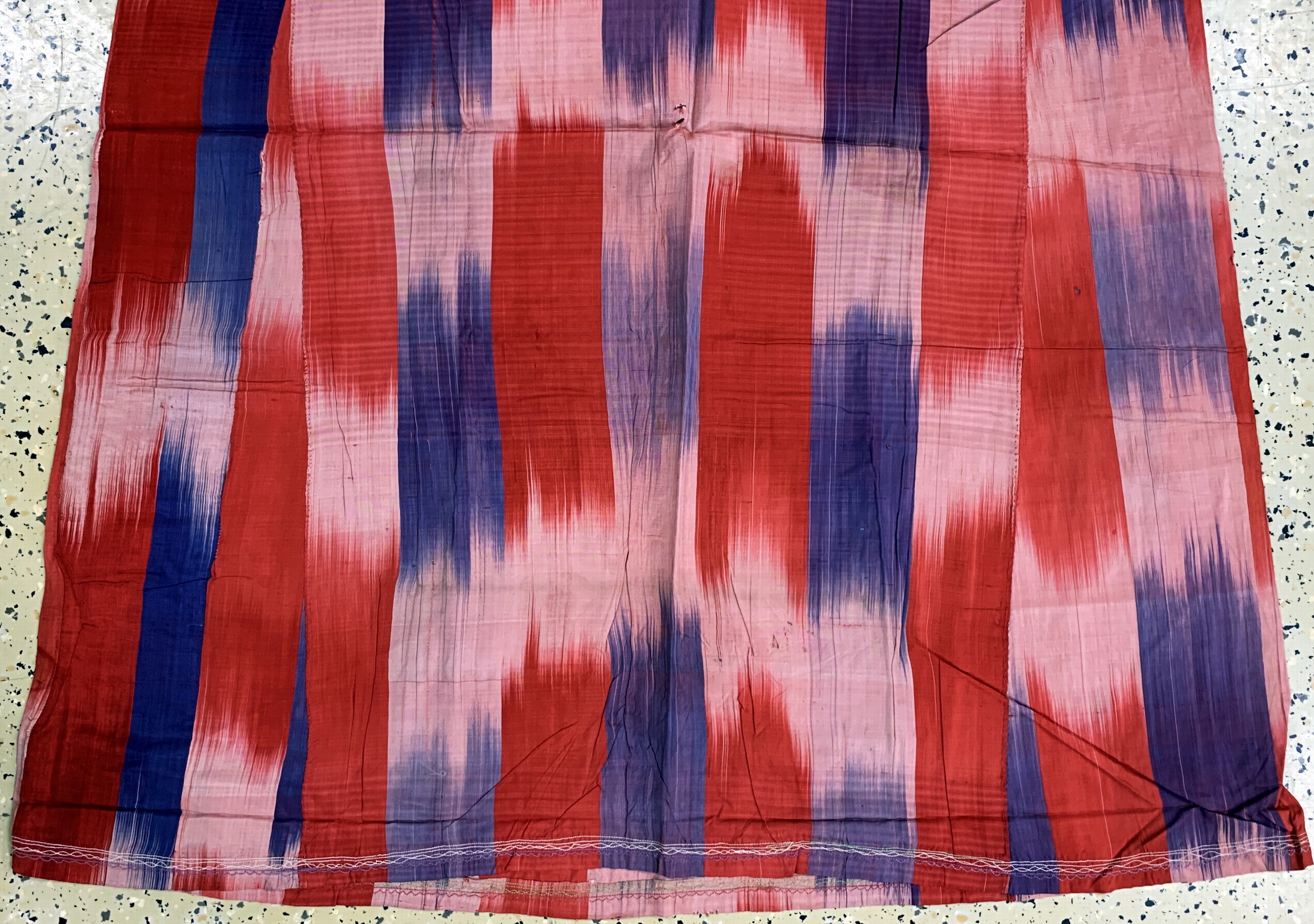 Detail a: Antike"Ikat"Robe, Uzbekistan, um 1900, Seide, Männergrösse, EHZ: 3, (mehrere kleine Löcher)
