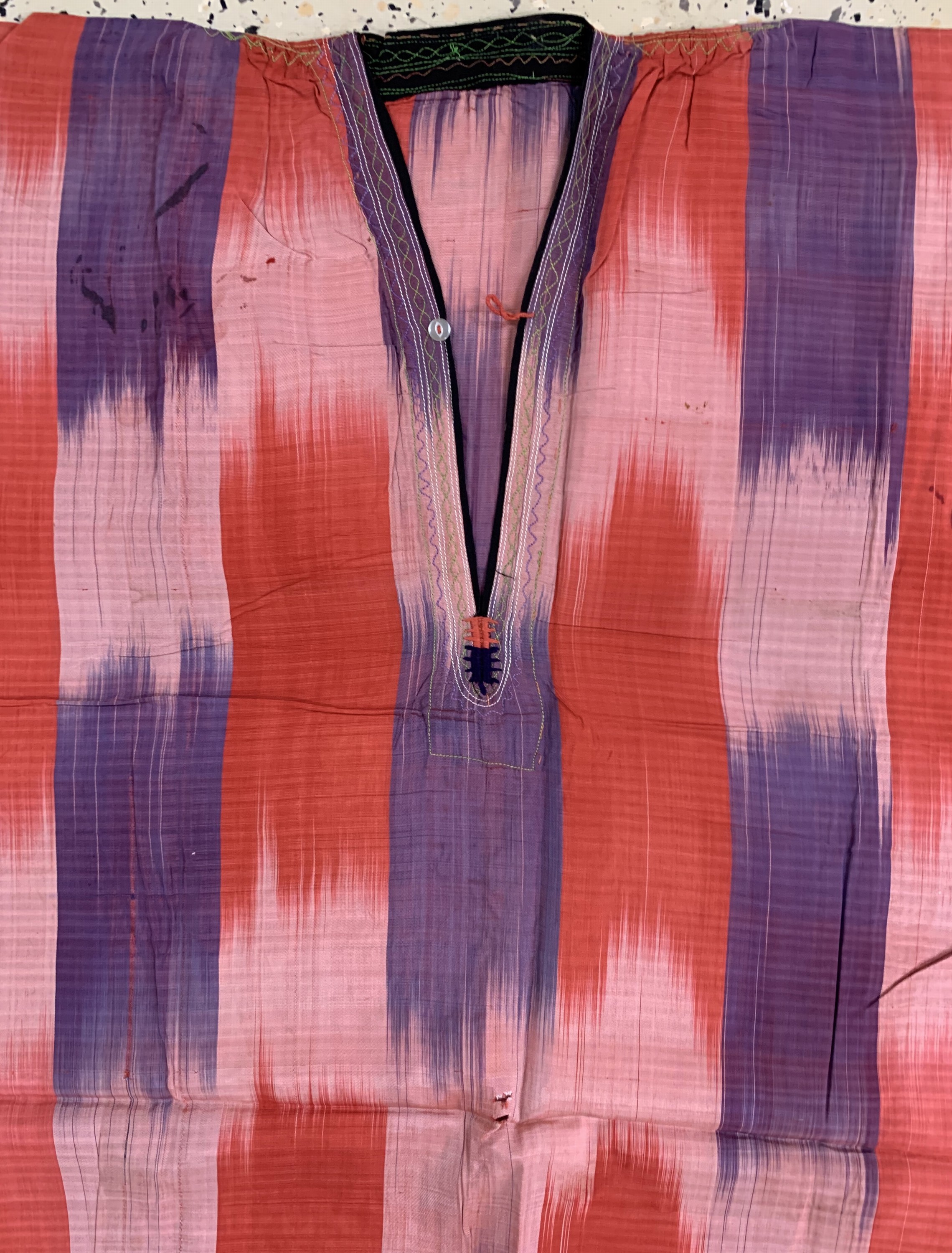 Detail b: Antike"Ikat"Robe, Uzbekistan, um 1900, Seide, Männergrösse, EHZ: 3, (mehrere kleine Löcher)