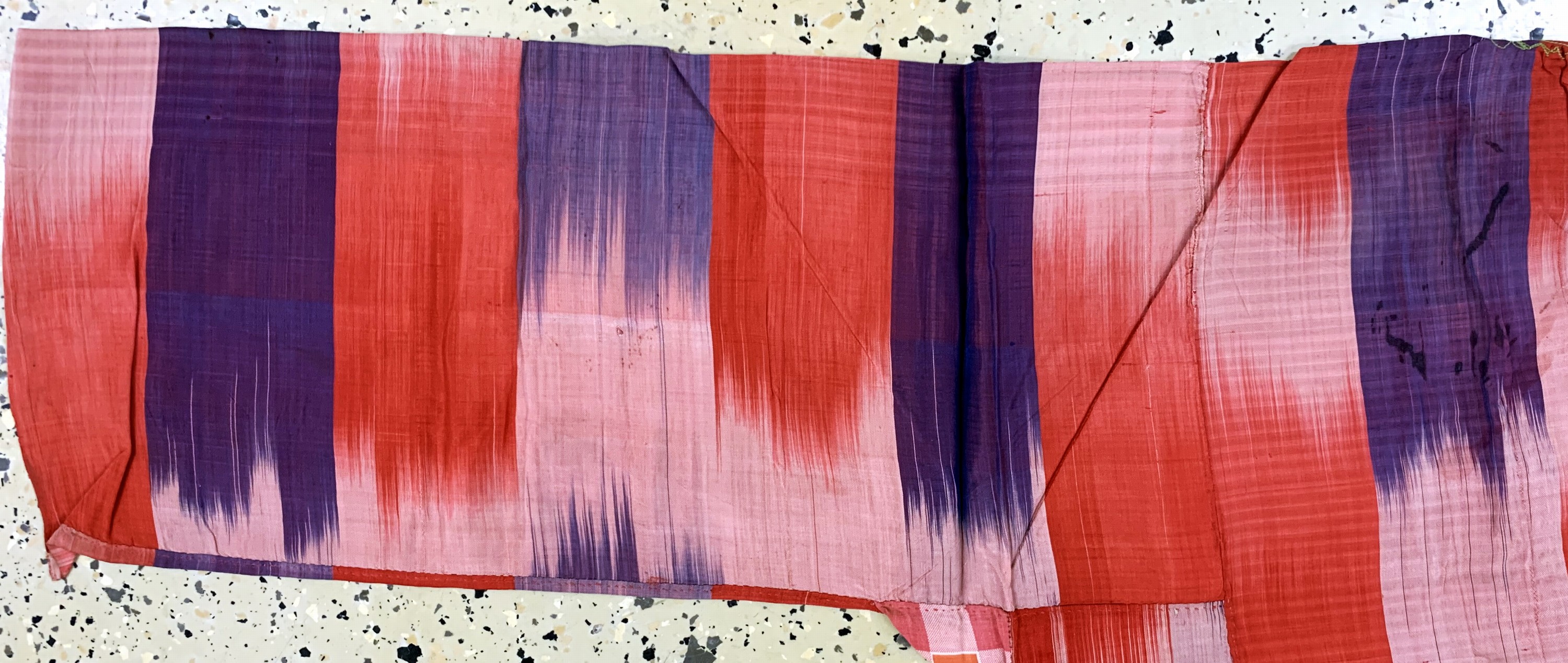 Detail c: Antike"Ikat"Robe, Uzbekistan, um 1900, Seide, Männergrösse, EHZ: 3, (mehrere kleine Löcher)