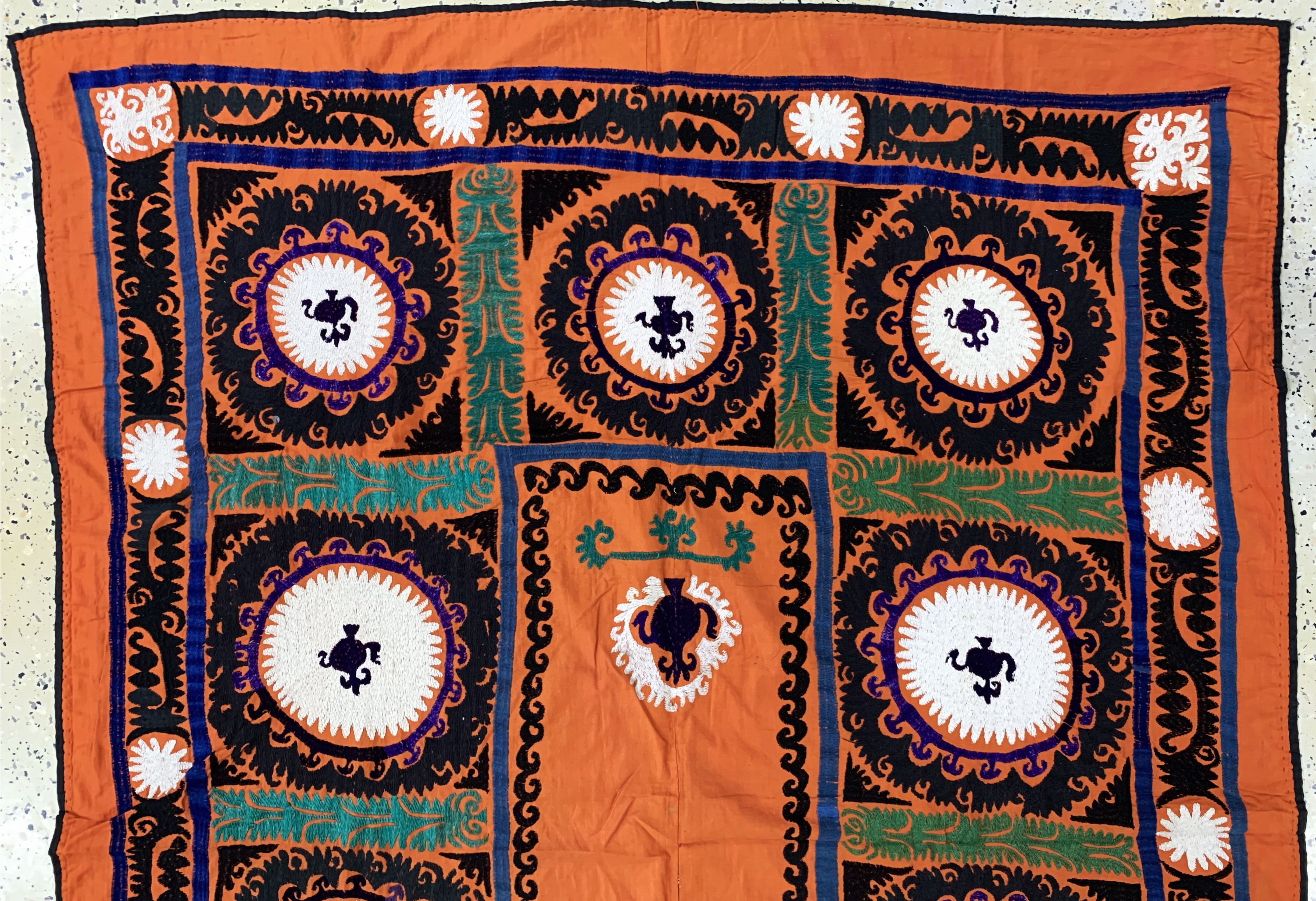 Detail c: "Susani"alt, Uzbekistan, Anfang 20.Jhd, Baumwollstickerei, ca. 185 x 148 cm, EHZ: 2