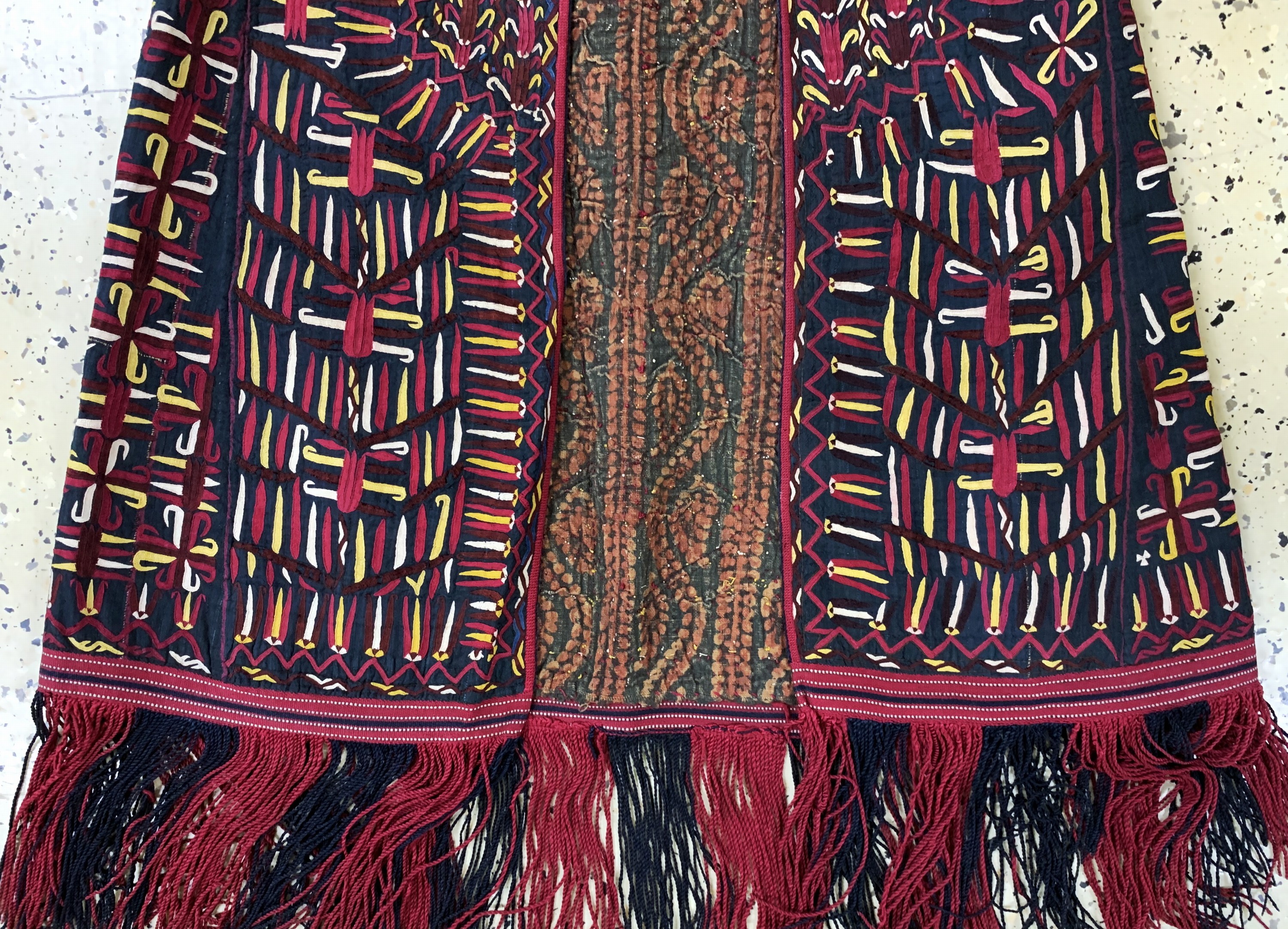Detail b: Tekke"Chirpy", Turkmenistan, Anfang 20.Jhd,Seidenstickerei, Frauengrösse, EHZ: 2