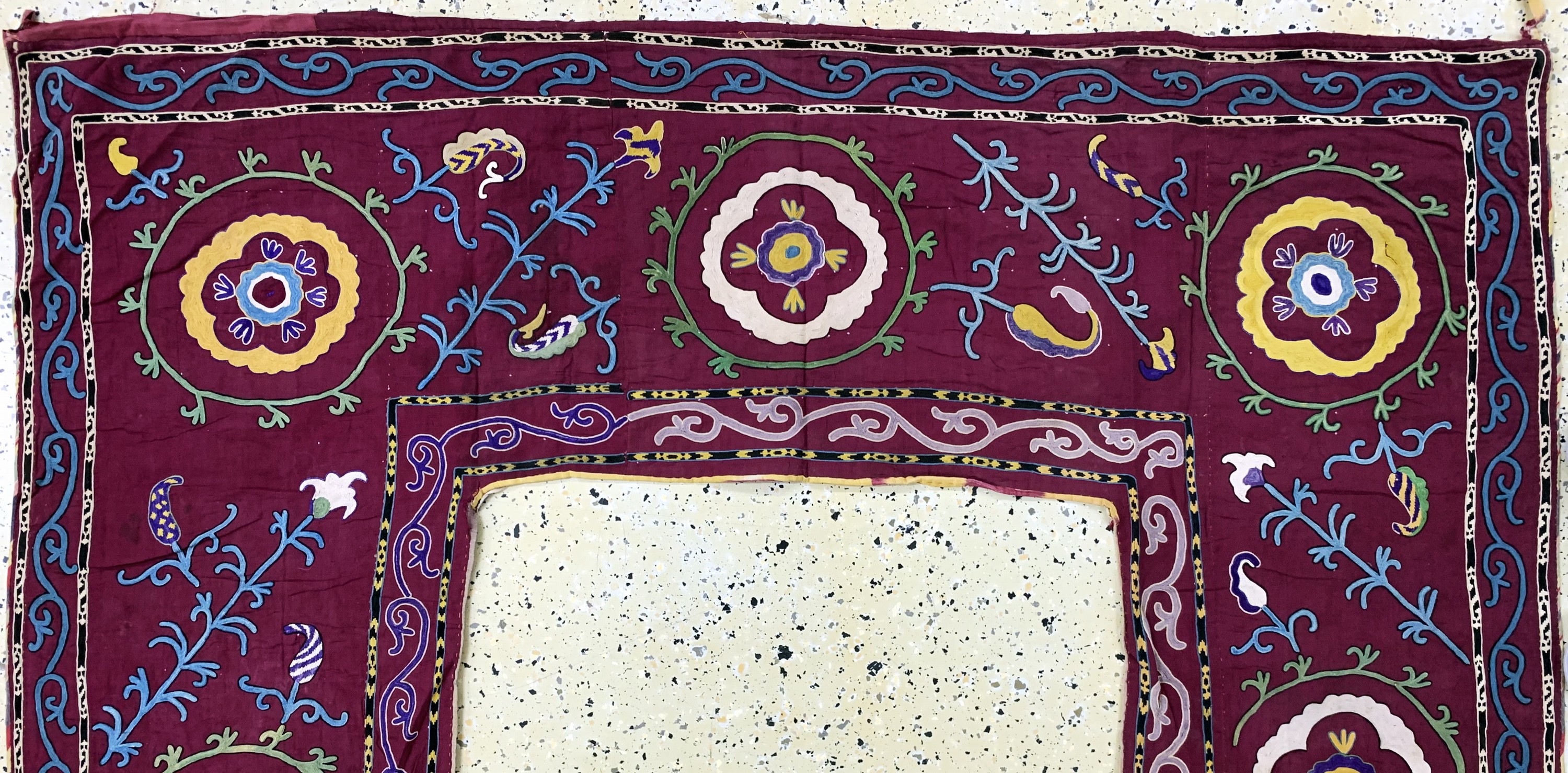 Detail a: Susani"Kapunuk", Uzbekistan, um 1900, Seidenstickerei, ca. 217 x 159 cm, EHZ: 2-3, (kleine Löcher)