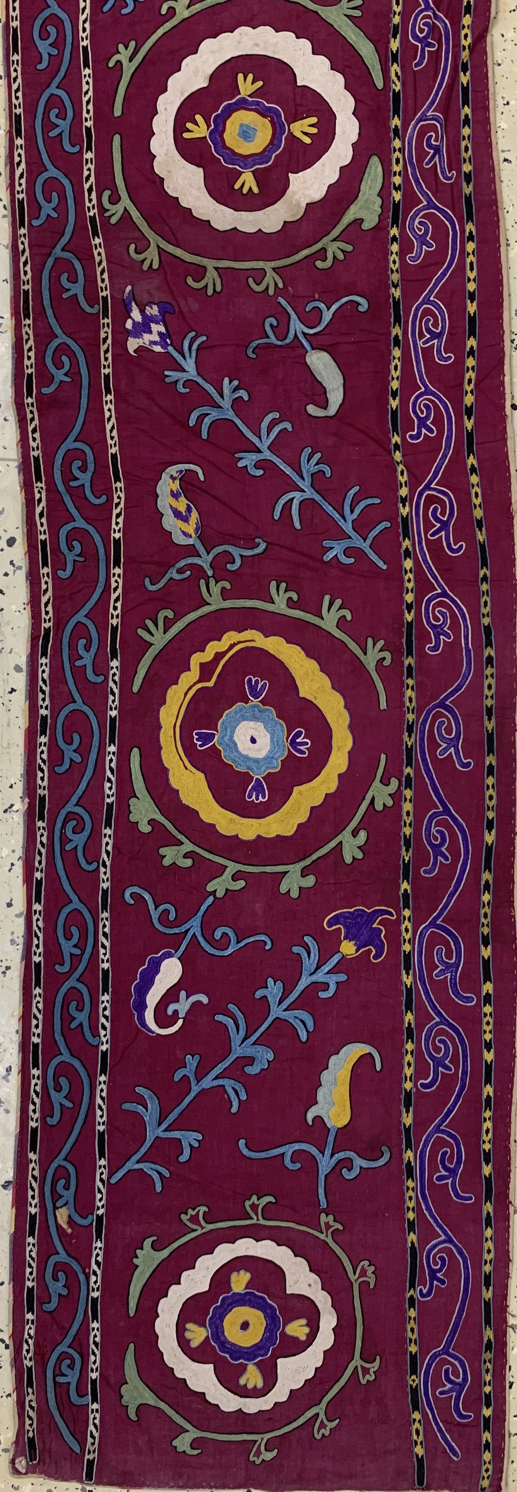 Detail b: Susani"Kapunuk", Uzbekistan, um 1900, Seidenstickerei, ca. 217 x 159 cm, EHZ: 2-3, (kleine Löcher)