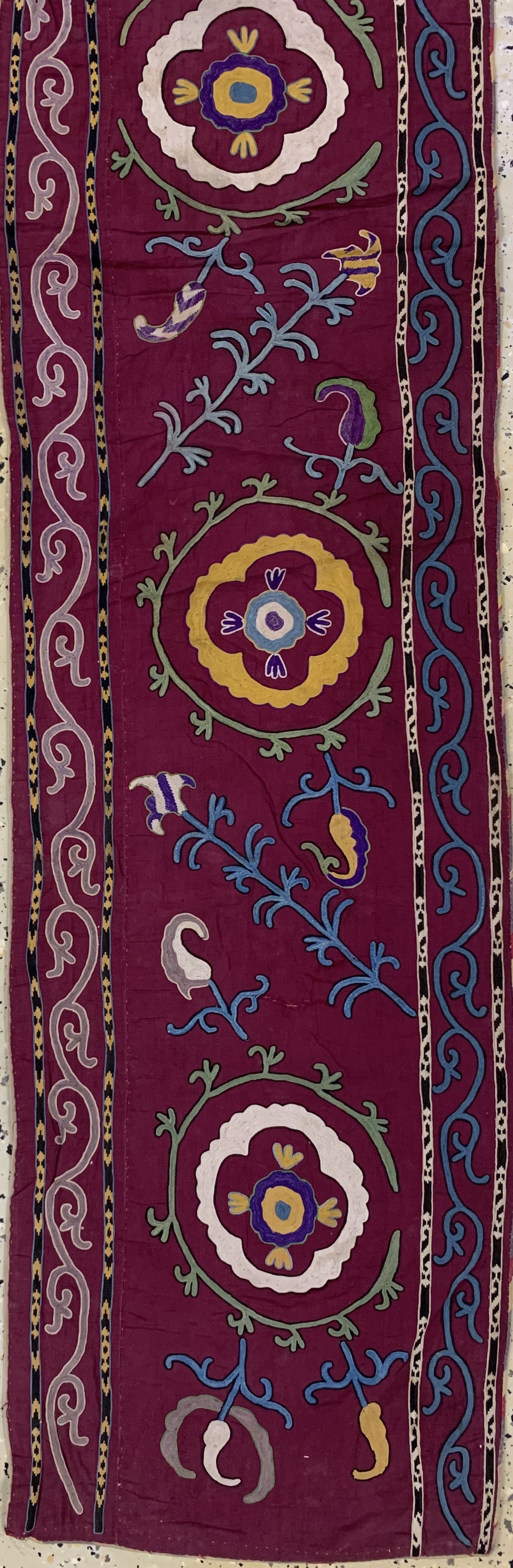 Detail c: Susani"Kapunuk", Uzbekistan, um 1900, Seidenstickerei, ca. 217 x 159 cm, EHZ: 2-3, (kleine Löcher)