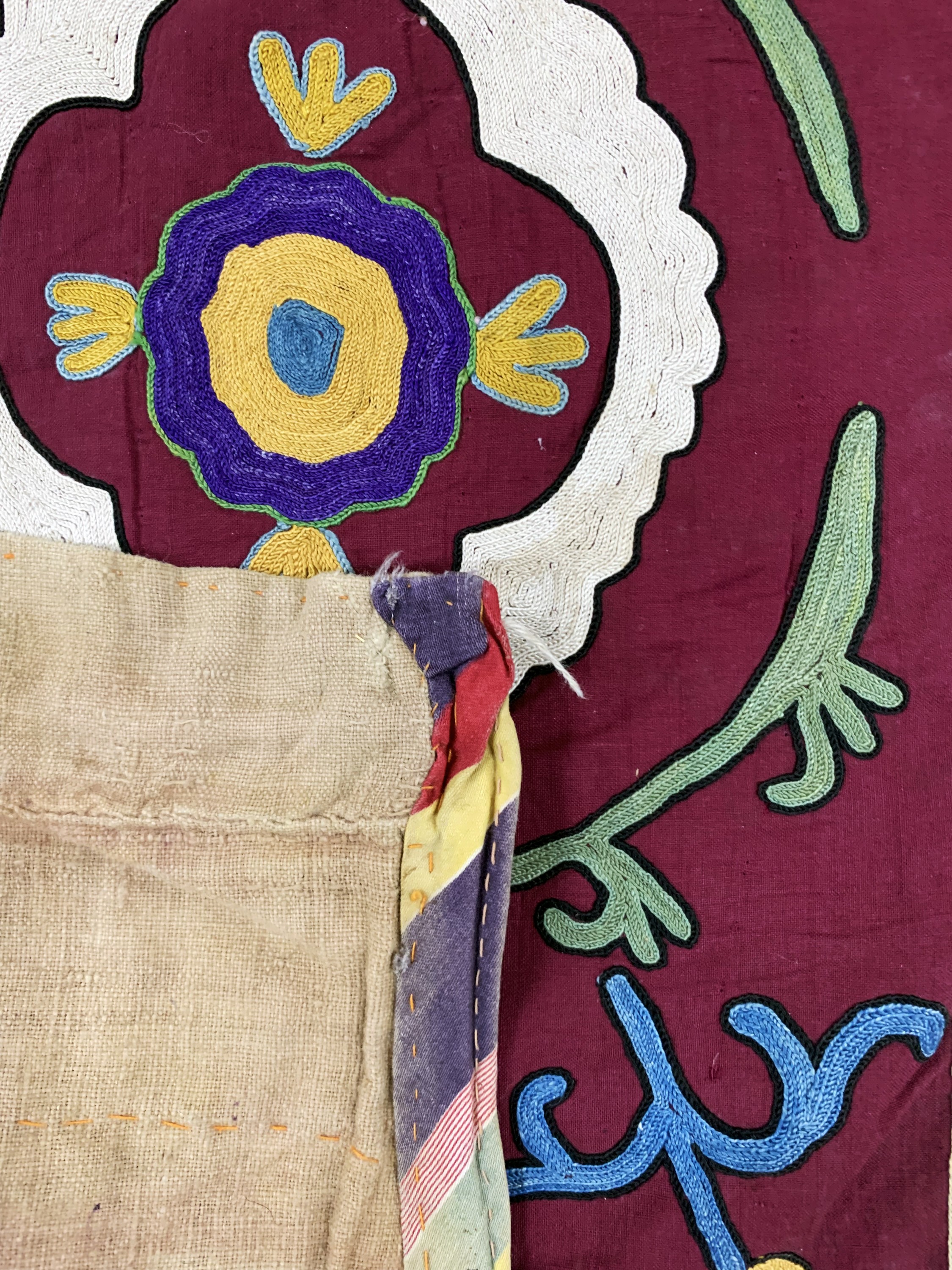 Detail d: Susani"Kapunuk", Uzbekistan, um 1900, Seidenstickerei, ca. 217 x 159 cm, EHZ: 2-3, (kleine Löcher)
