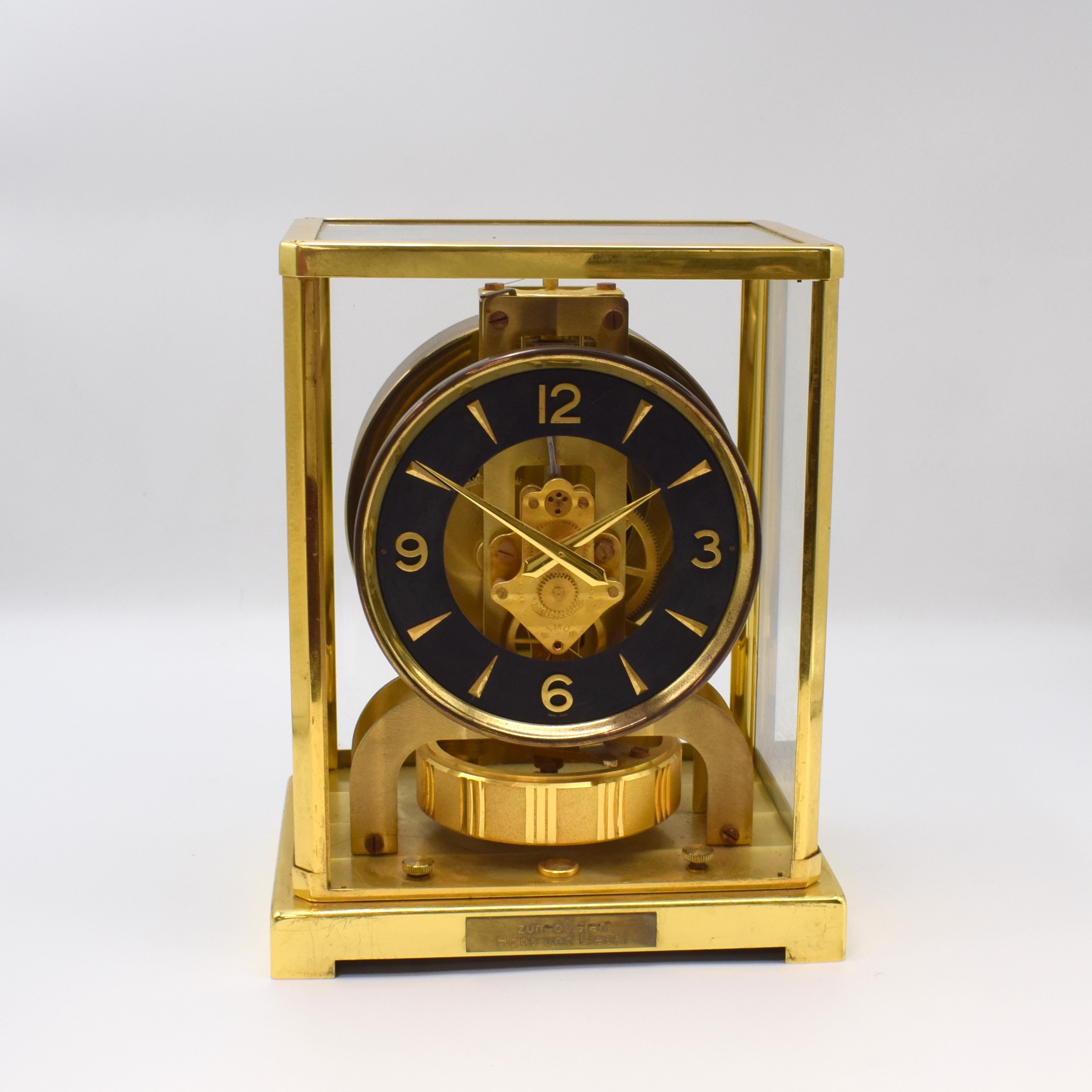 LeCoultre Drehpendel-Tischuhr Atmos, Schweiz um 1965, verg., vergl. Geh., nach vorn zu öffnende Glastür zu ers., Sockel m. aufgebrachte Plakette, ...