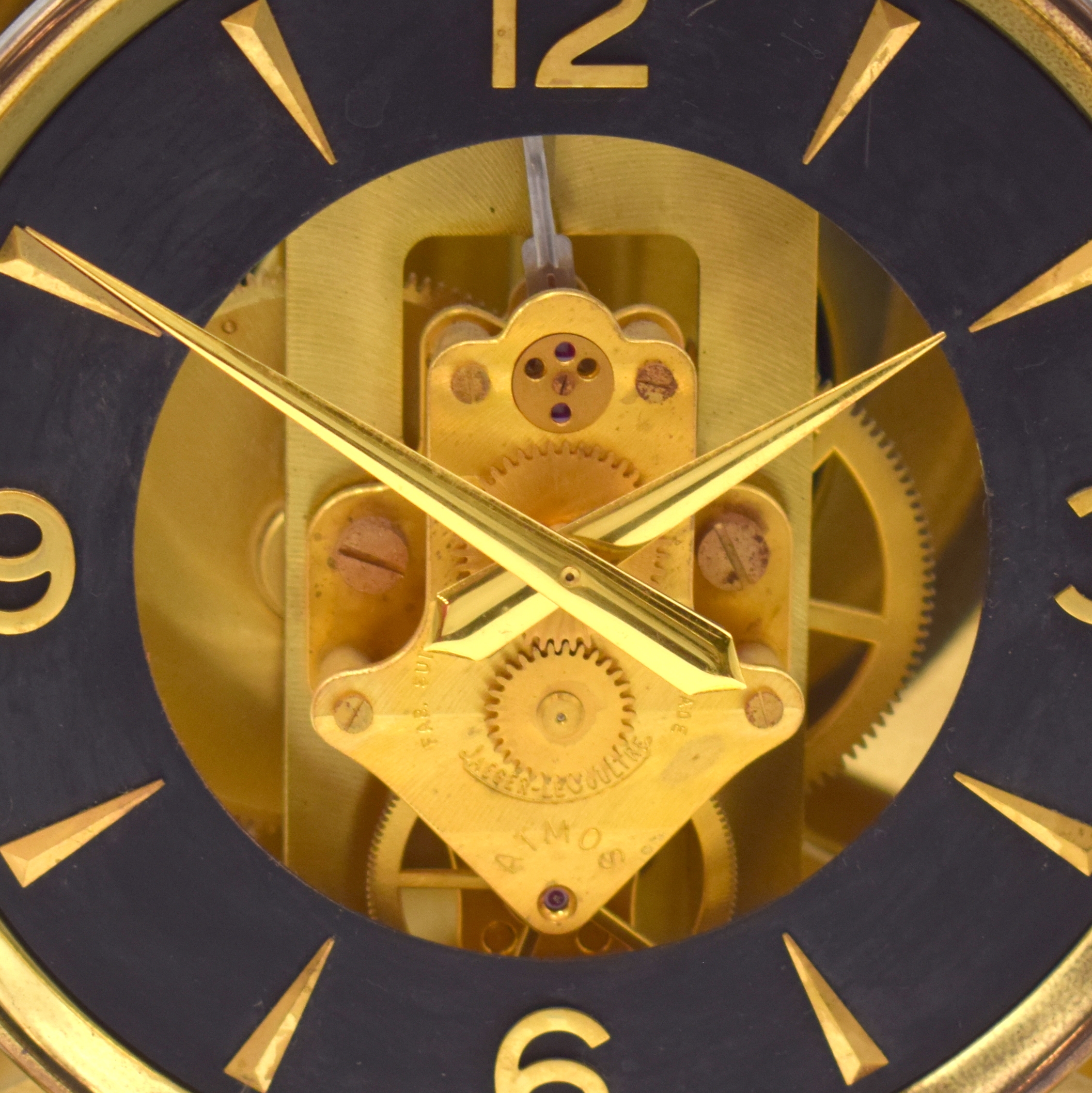 Detail a: LeCoultre Drehpendel-Tischuhr Atmos, Schweiz um 1965, verg., vergl. Geh., nach vorn zu öffnende Glastür zu ers., Sockel m. aufgebrachte Plakette, ...