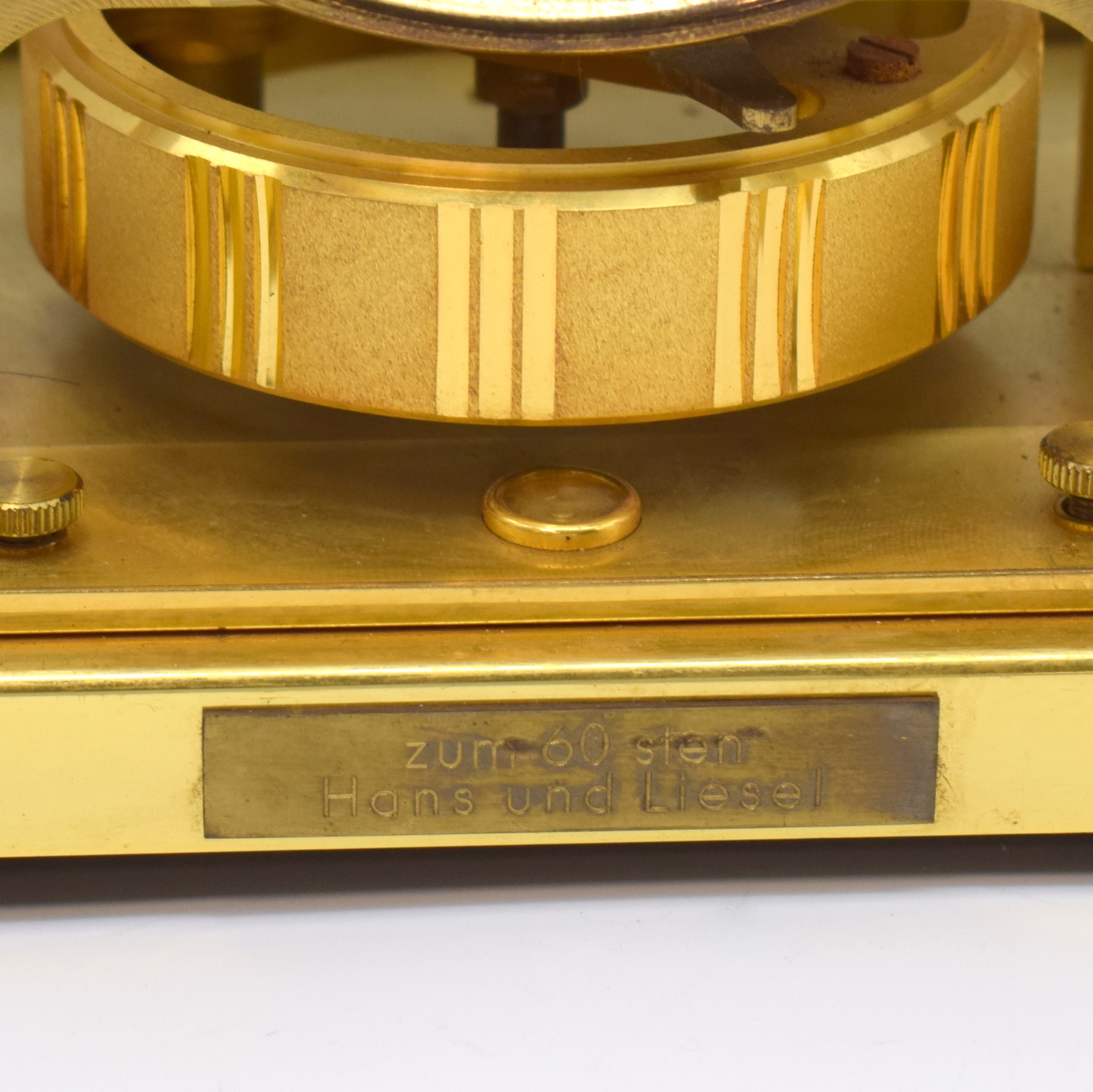 Detail b: LeCoultre Drehpendel-Tischuhr Atmos, Schweiz um 1965, verg., vergl. Geh., nach vorn zu öffnende Glastür zu ers., Sockel m. aufgebrachte Plakette, ...