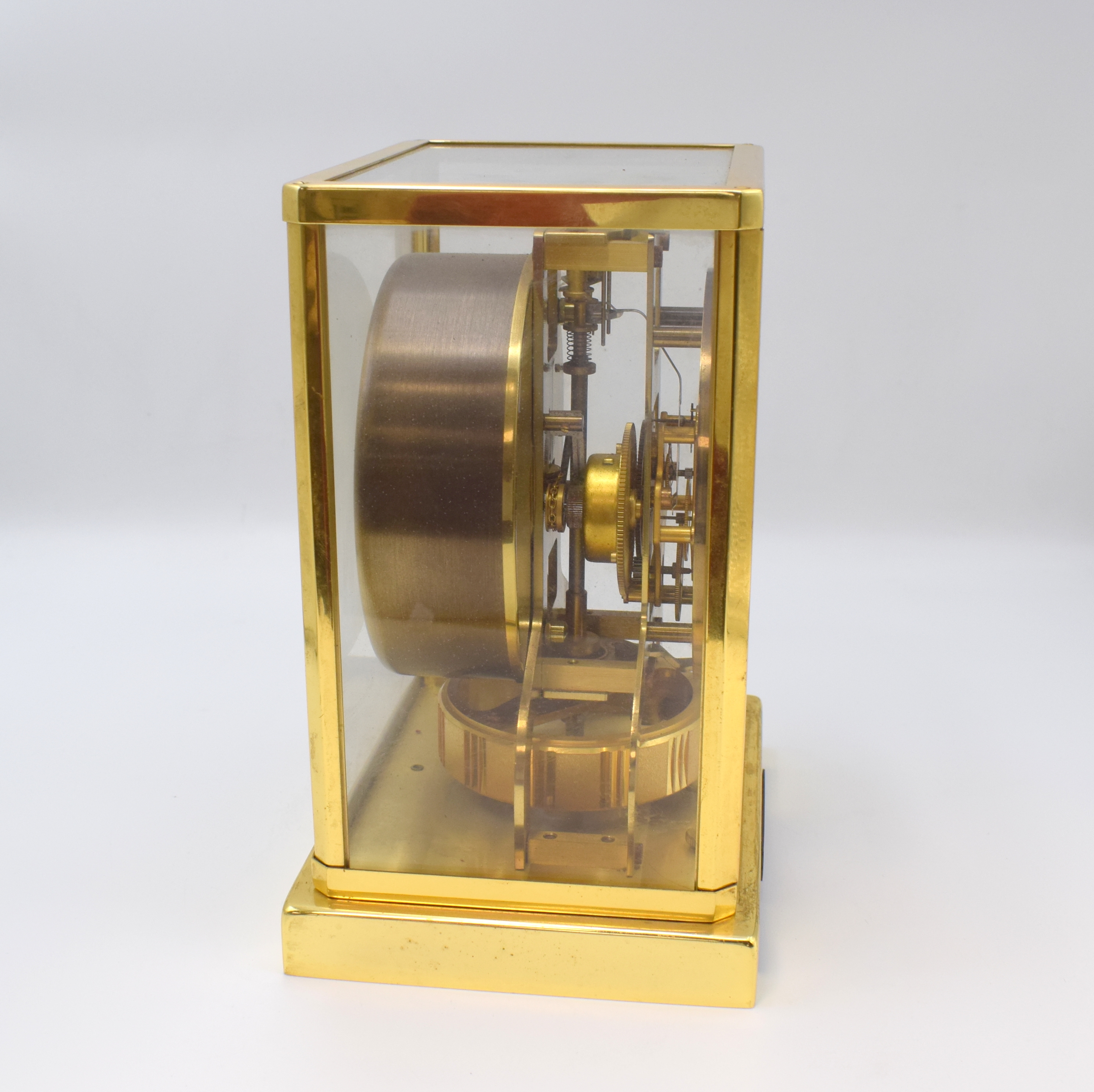 Detail c: LeCoultre Drehpendel-Tischuhr Atmos, Schweiz um 1965, verg., vergl. Geh., nach vorn zu öffnende Glastür zu ers., Sockel m. aufgebrachte Plakette, ...