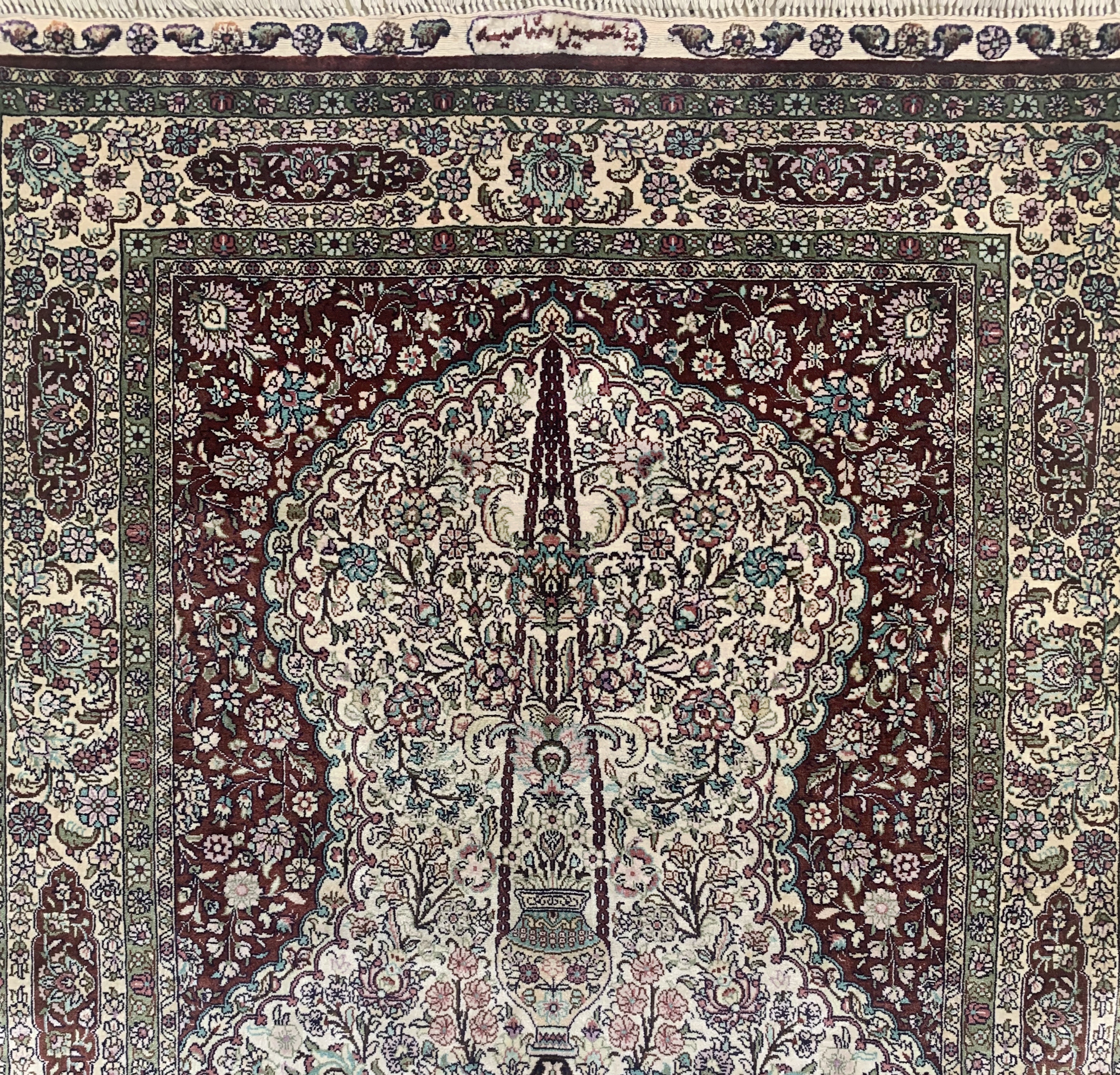 Detail c: Hereke Seide fein, China, Ende 20.Jhd, reine Naturseide, ca. 130 x 80 cm, EHZ: 1-2
