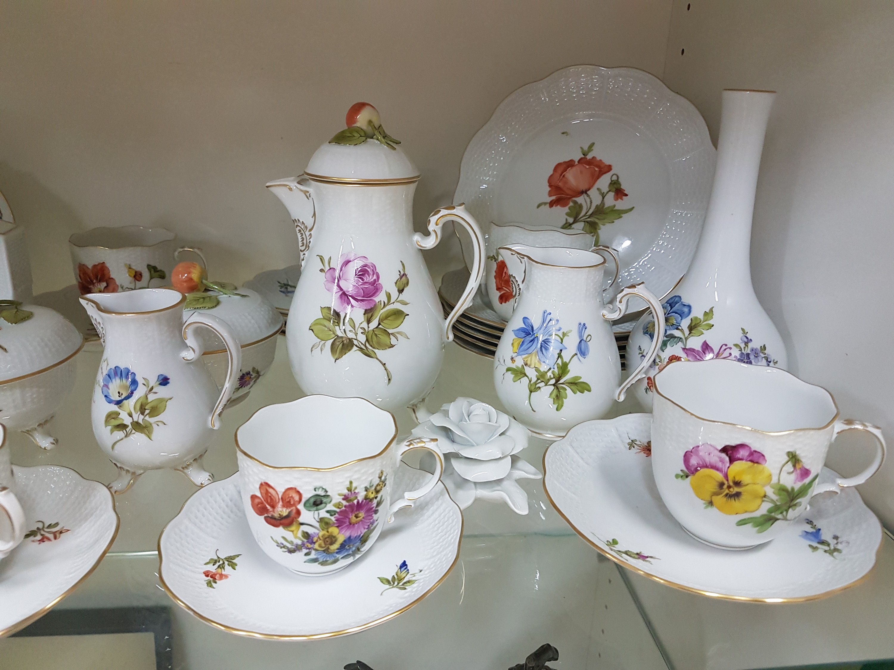 Detail a: Kaffee- und Mokkaservice, Ludwigsburg, 20. Jh., Blumenmalerei, Mokkakanne, Milchkännchen, kl. Sahnekännchen, zwei Zuckerdose, sechs Kaffeetassen ...