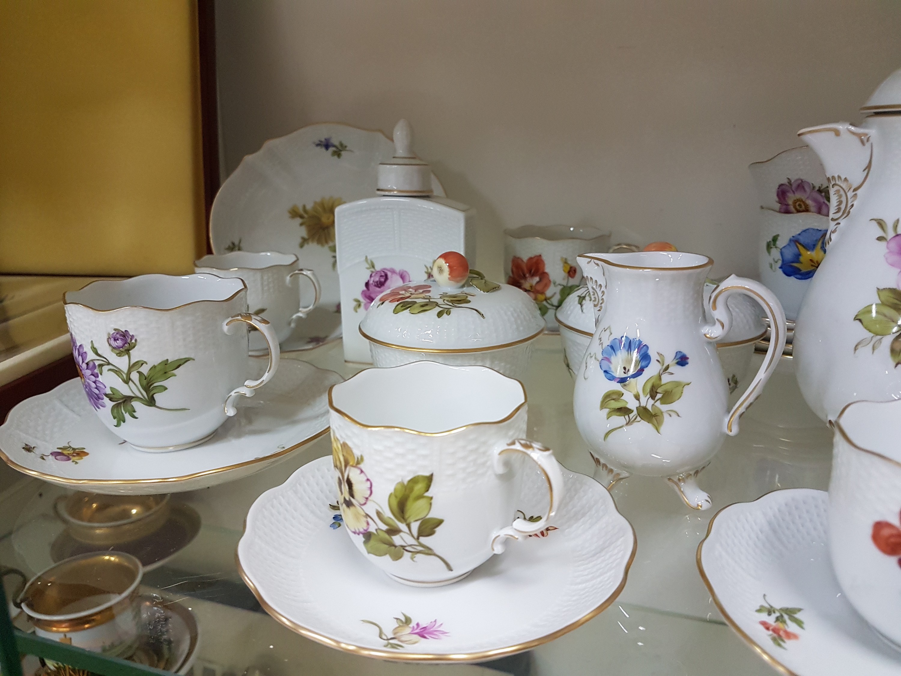 Detail b: Kaffee- und Mokkaservice, Ludwigsburg, 20. Jh., Blumenmalerei, Mokkakanne, Milchkännchen, kl. Sahnekännchen, zwei Zuckerdose, sechs Kaffeetassen ...