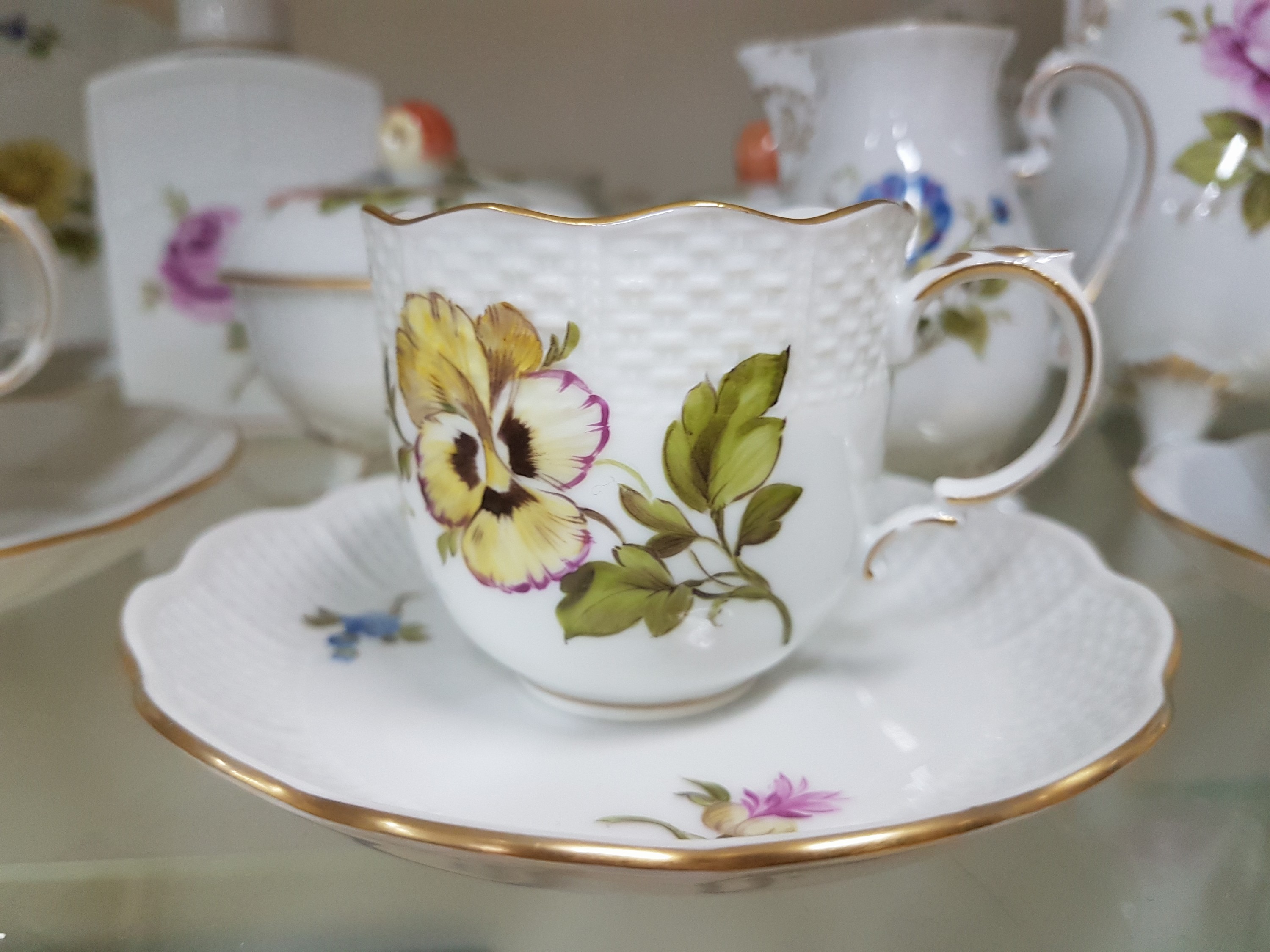 Detail c: Kaffee- und Mokkaservice, Ludwigsburg, 20. Jh., Blumenmalerei, Mokkakanne, Milchkännchen, kl. Sahnekännchen, zwei Zuckerdose, sechs Kaffeetassen ...