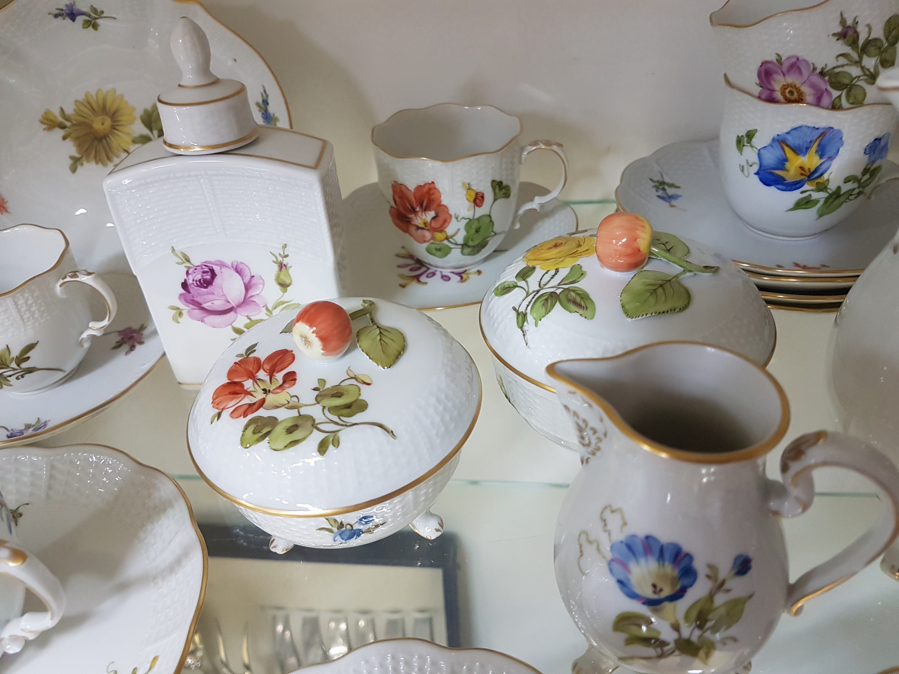 Detail d: Kaffee- und Mokkaservice, Ludwigsburg, 20. Jh., Blumenmalerei, Mokkakanne, Milchkännchen, kl. Sahnekännchen, zwei Zuckerdose, sechs Kaffeetassen ...