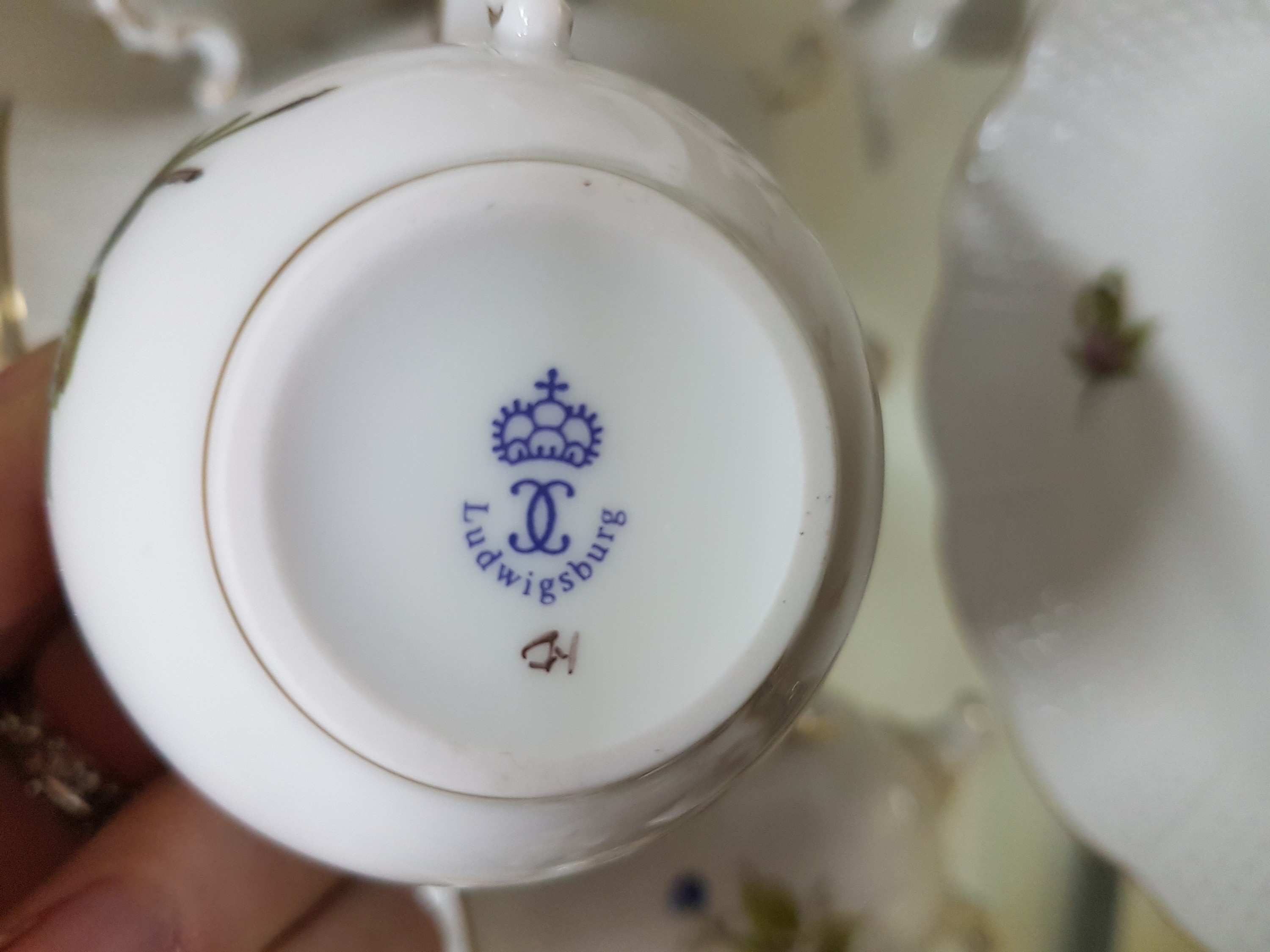 Detail f: Kaffee- und Mokkaservice, Ludwigsburg, 20. Jh., Blumenmalerei, Mokkakanne, Milchkännchen, kl. Sahnekännchen, zwei Zuckerdose, sechs Kaffeetassen ...
