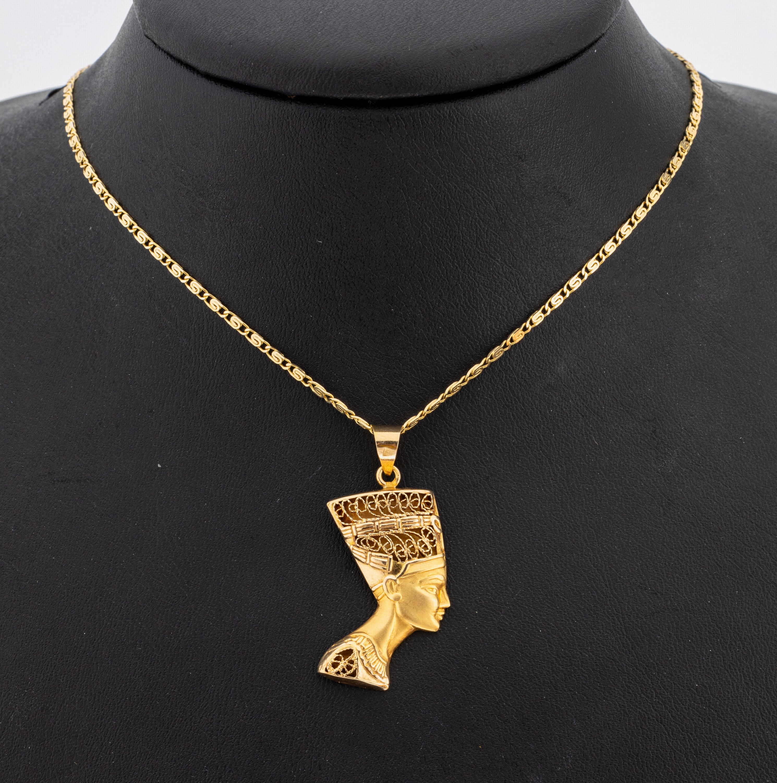 14 kt Gold Anhänger "Nofretete", GG 585/000, hohl gearbeitet mit Filigrandraht, ca. 3.5 x 1.9 cm, an Kette, GG 585/000, L. ca.56.5 cm, ...
