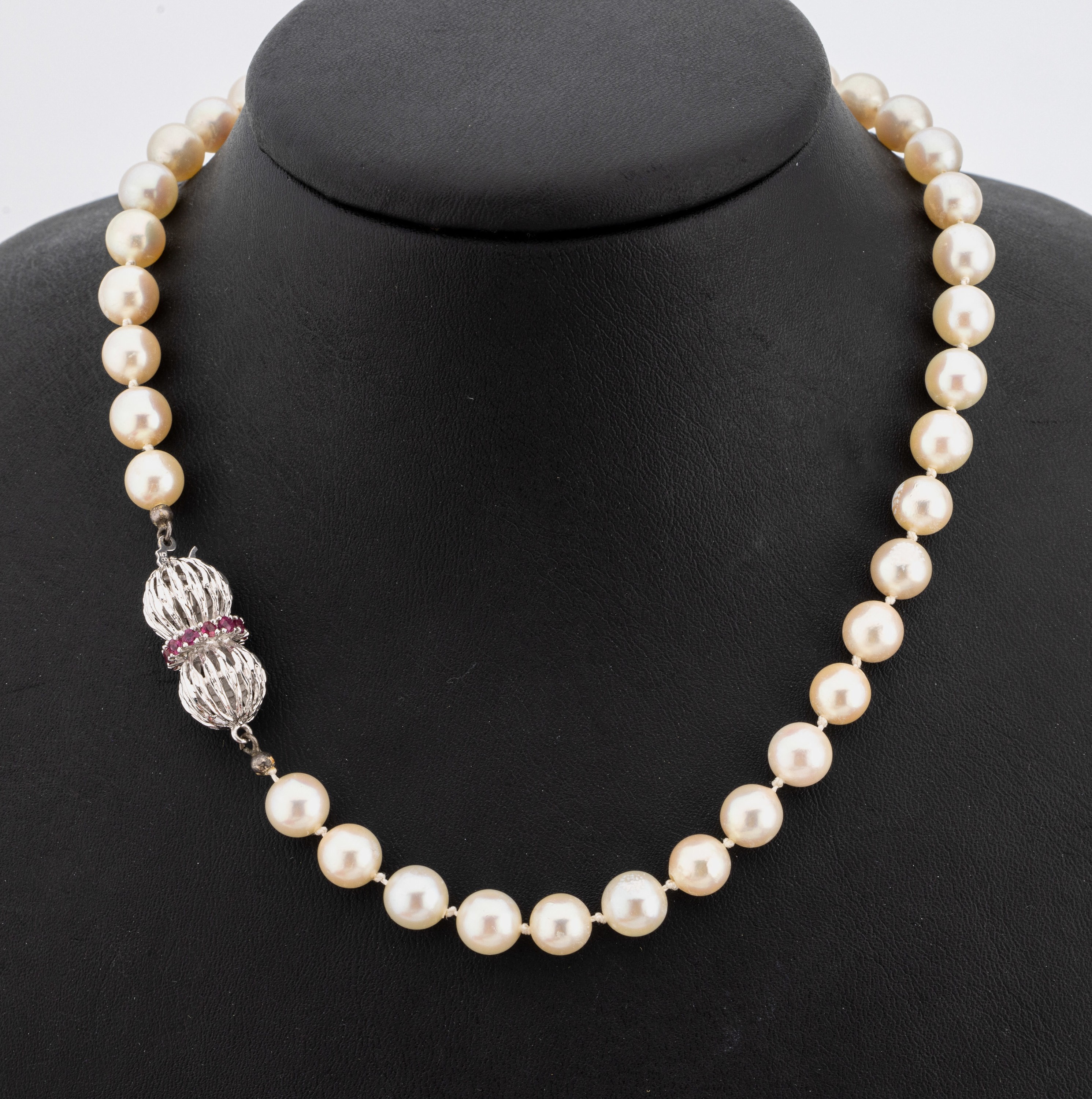 Zuchtperl-Collier mit 14 kt Gold Rubin -Schließe, WG 585/000, Akoyazuchtperlen, D.ca. 7.5 mm, Steckschließe mit kl. rundfacett. Rubinen, L. ca. 87 ...