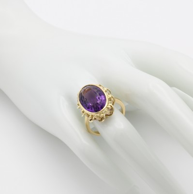 26862067a - Ring mit Amethyst, GG 750/000, ovaler Amethyst ca. 17x12 mm, RW ca. 55 Schätzpreis: ...