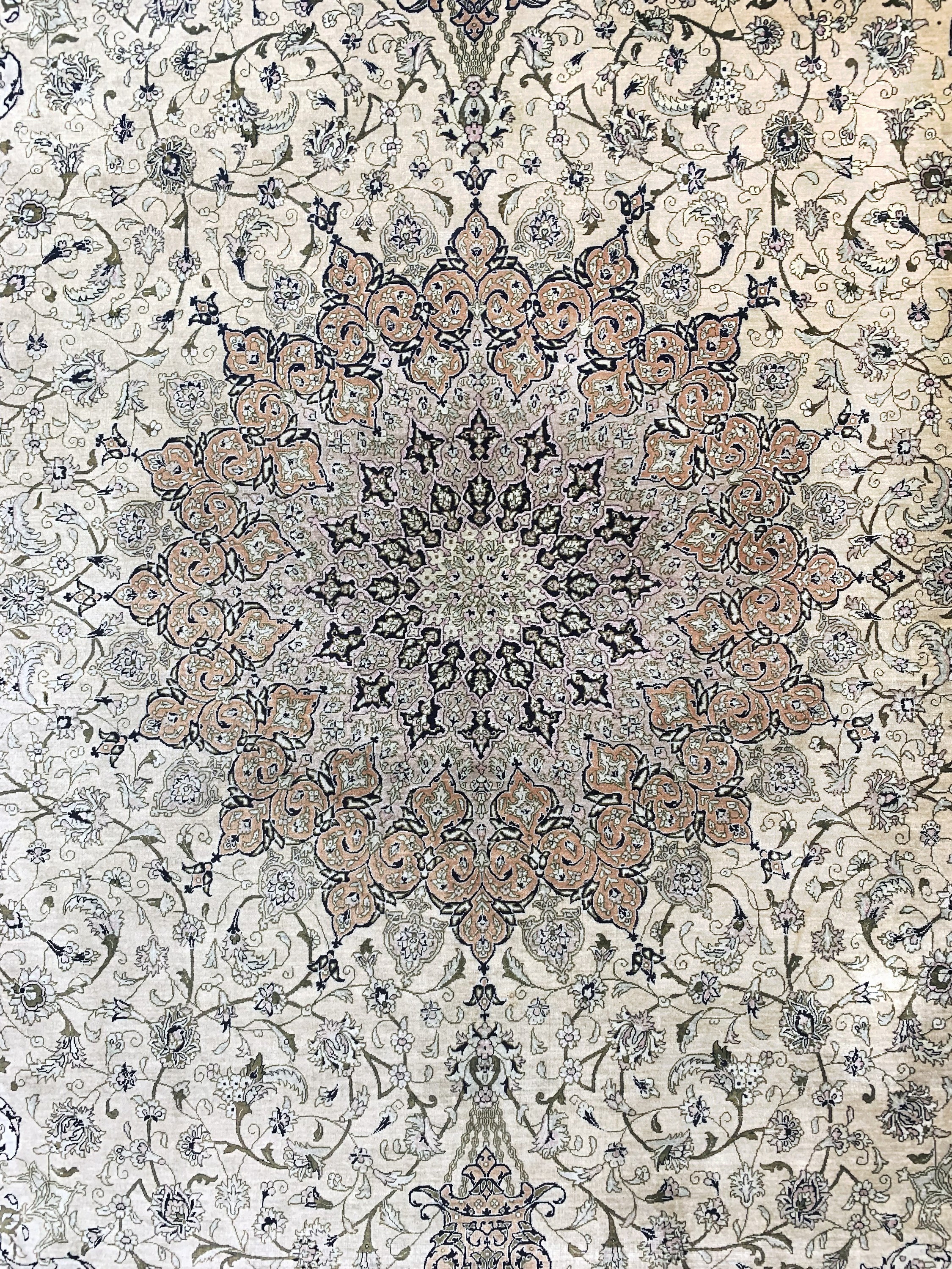 Detail c: Ghom Seide fein Persien, signiert(Ahmadi), Ende 20.Jhd, reine Naturseide, ca. 303 x 198 cm, ca. 1,0 Mio. Kn/qm, EHZ: 1-2