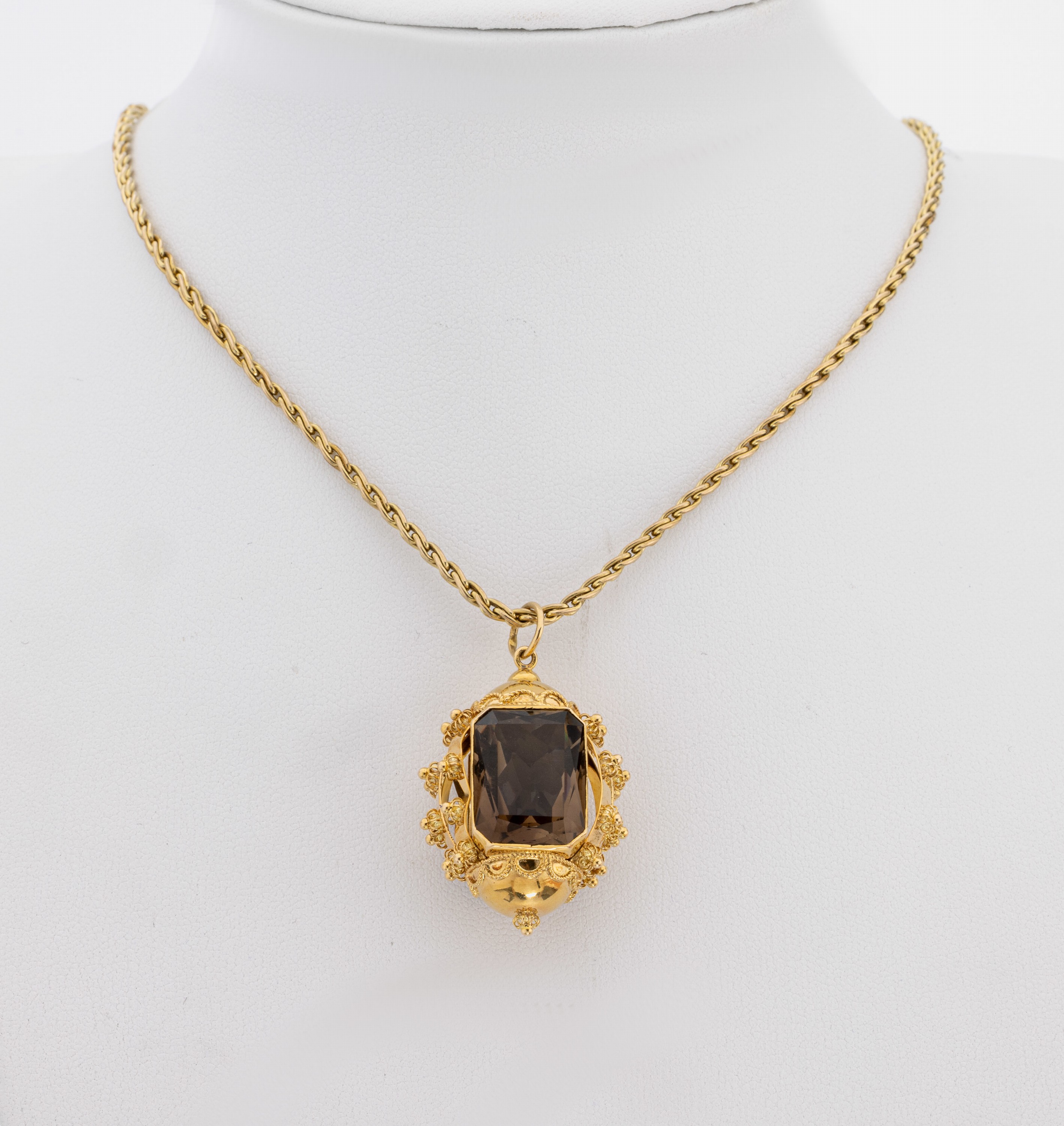 14 kt Gold Rauchquarz-Anhänger, GG 585/000 gepr., außergewöhnliche Gestaltung, 2 facett. Rauchquarze zus. ca. 21.0 ct, an Kette, GG 333/000, L. ...