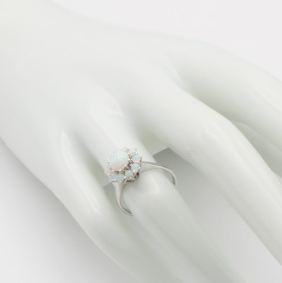 26862166a - Ring mit Opalen, WG 750/000, Mittelstein ca. 6 mm, Besatzopale ca. 2 mm, RW ca. 52 ...
