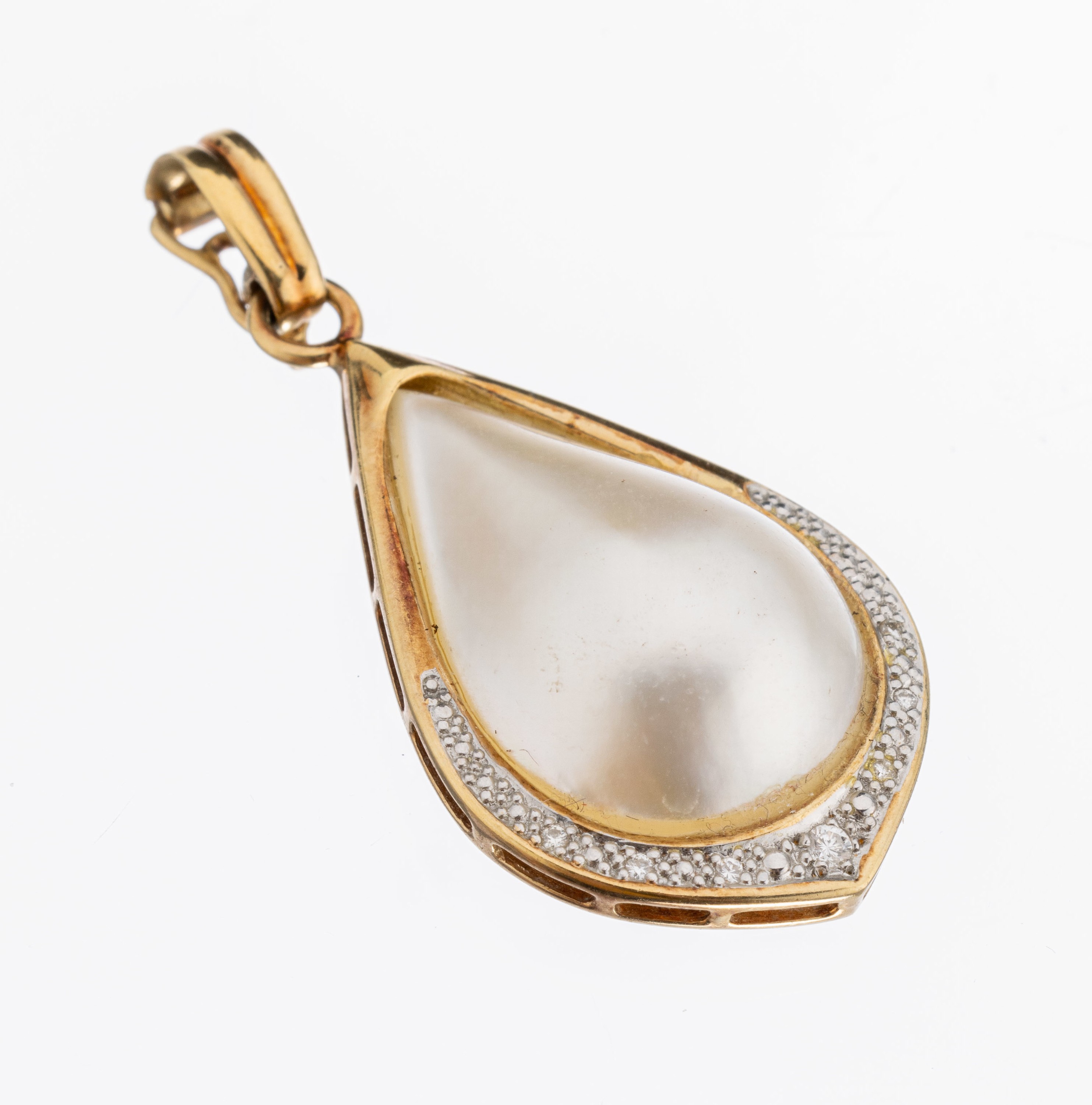 14 kt Gold Diamant-Mabeperl-Diamant Anhänger, GG/WG 585/000, tropfenförm. Mabeperle ca. 21.5 x 13.8 mm, 7 in WG gefasste Diamanten zus. ca. 0.05 ...