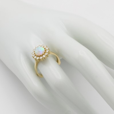 26862254a - Ring mit Opal und Brillanten, GG 750/000, Opal ca. 7 mm, Brill. zus. ca. 0.45 ct ...