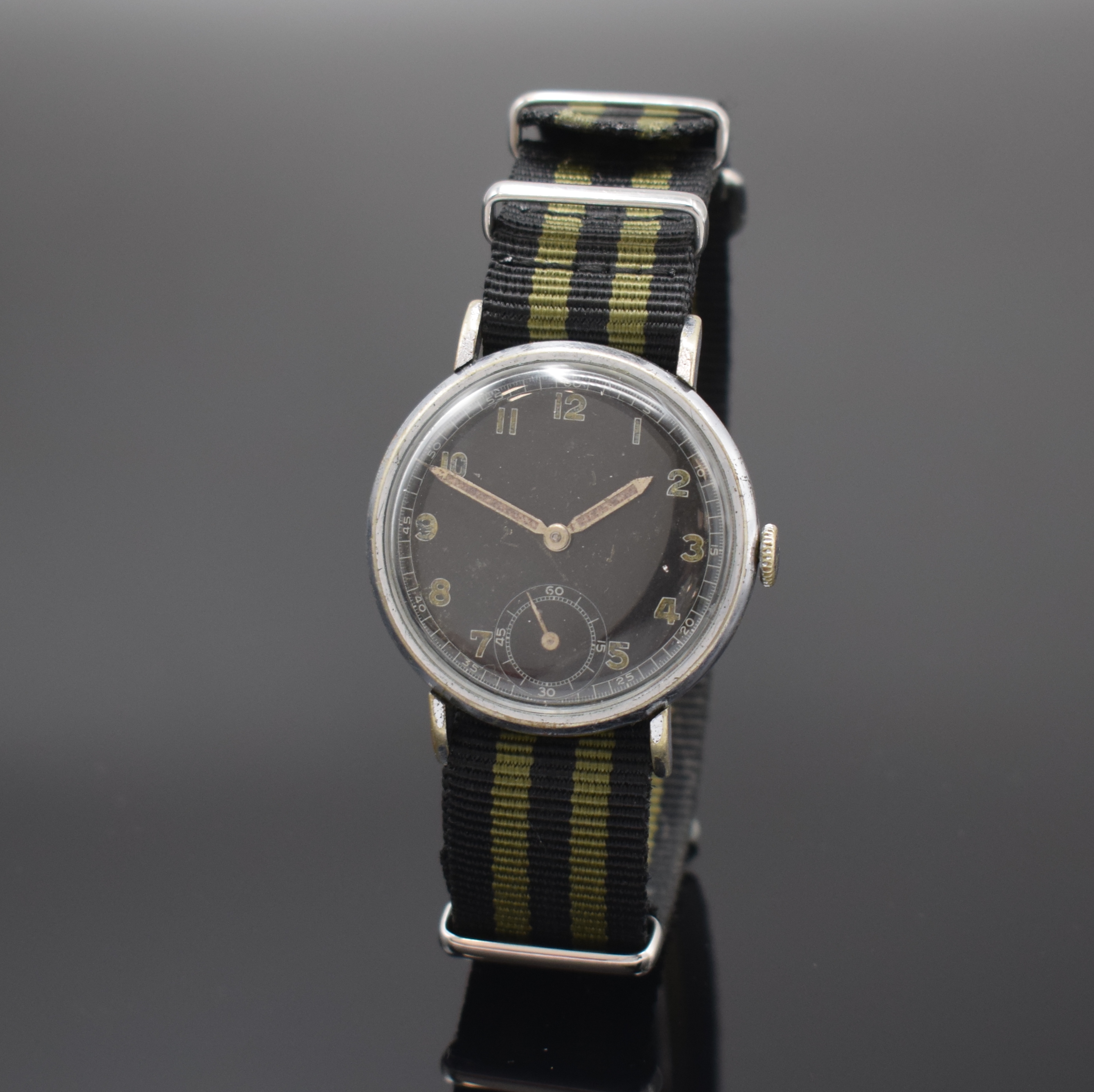 Seltene Armbanduhr Kaliber Cortebert 617, Schweiz um 1940, Handaufzug, verchr. Geh. altersbed. ber., schwarzes Zifferblatt m. arab. Std. altersbed. ...