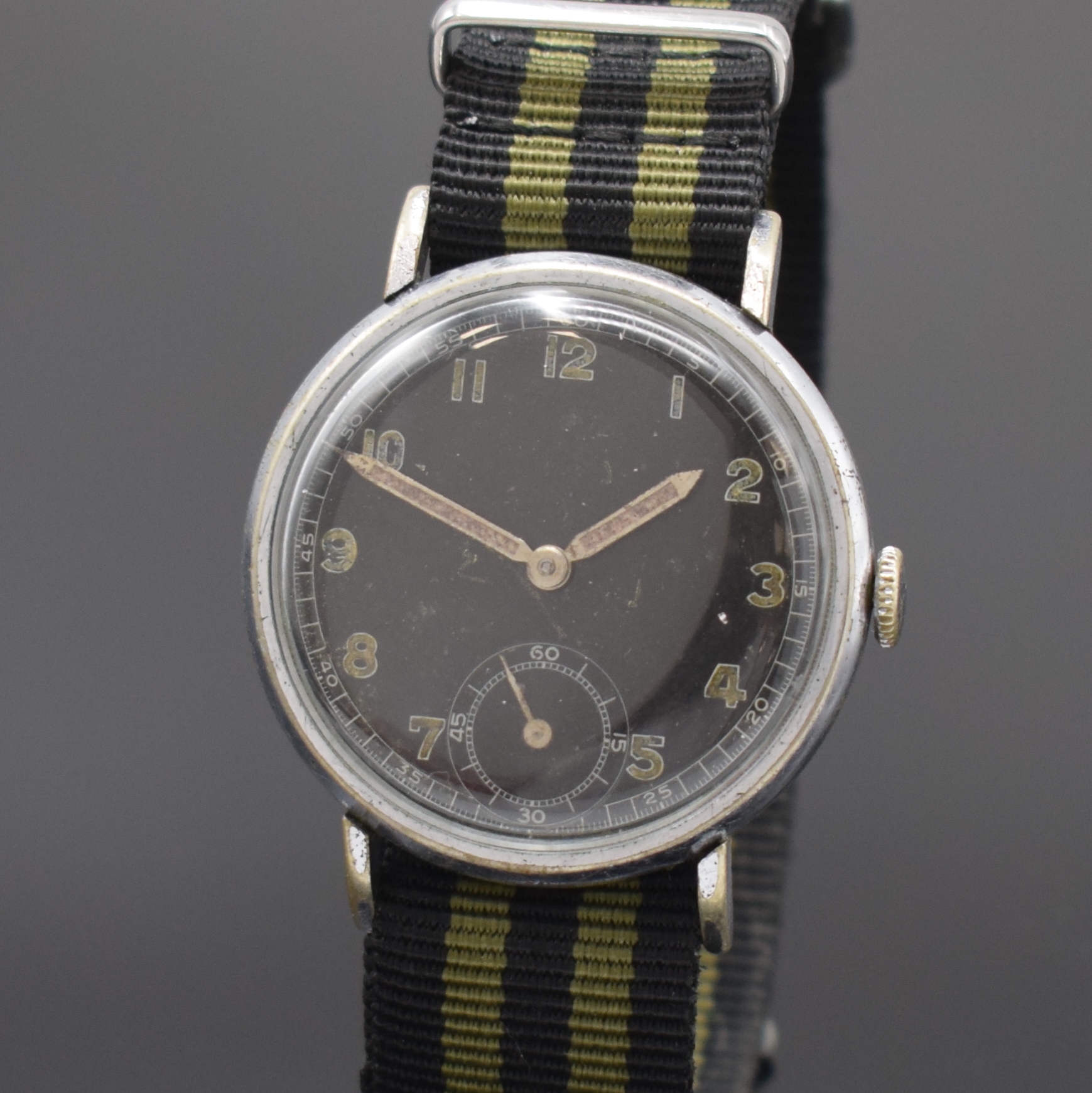 Detail a: Seltene Armbanduhr Kaliber Cortebert 617, Schweiz um 1940, Handaufzug, verchr. Geh. altersbed. ber., schwarzes Zifferblatt m. arab. Std. altersbed. ...