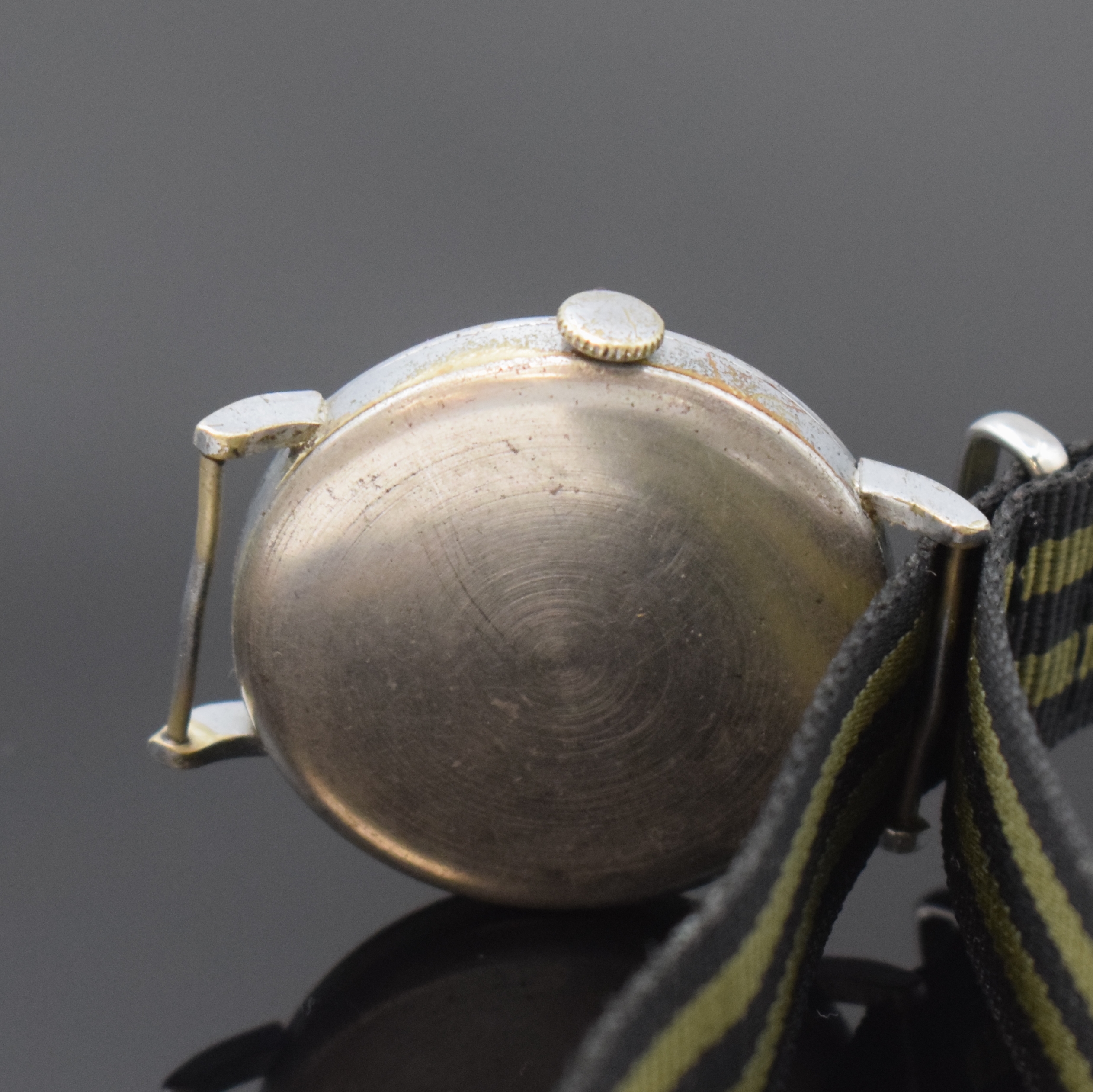 Detail d: Seltene Armbanduhr Kaliber Cortebert 617, Schweiz um 1940, Handaufzug, verchr. Geh. altersbed. ber., schwarzes Zifferblatt m. arab. Std. altersbed. ...