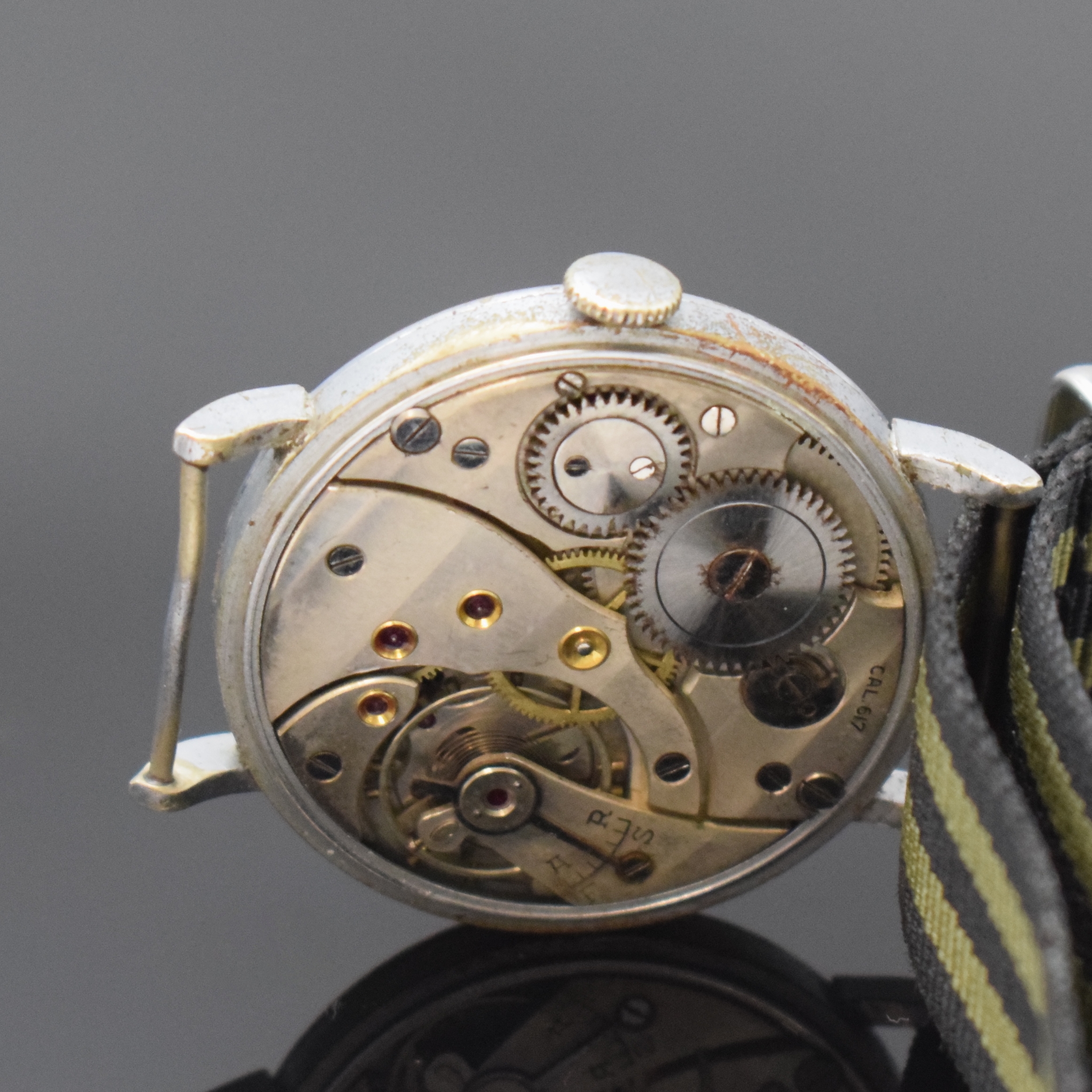 Detail e: Seltene Armbanduhr Kaliber Cortebert 617, Schweiz um 1940, Handaufzug, verchr. Geh. altersbed. ber., schwarzes Zifferblatt m. arab. Std. altersbed. ...