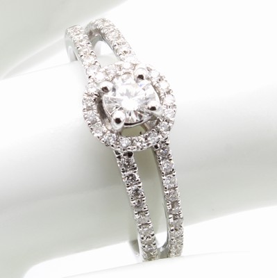 Image Ring mit Brillanten, WG 750/000, 1 Brill. ca. 0.20 ct u. 56 Brill. zus. ca. 0.56 ct ...