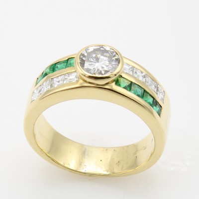 Image Ring mit Smaragden und Brillanten, GG 750/ 000, Mittelstein ca. 0.80 ct feines ...