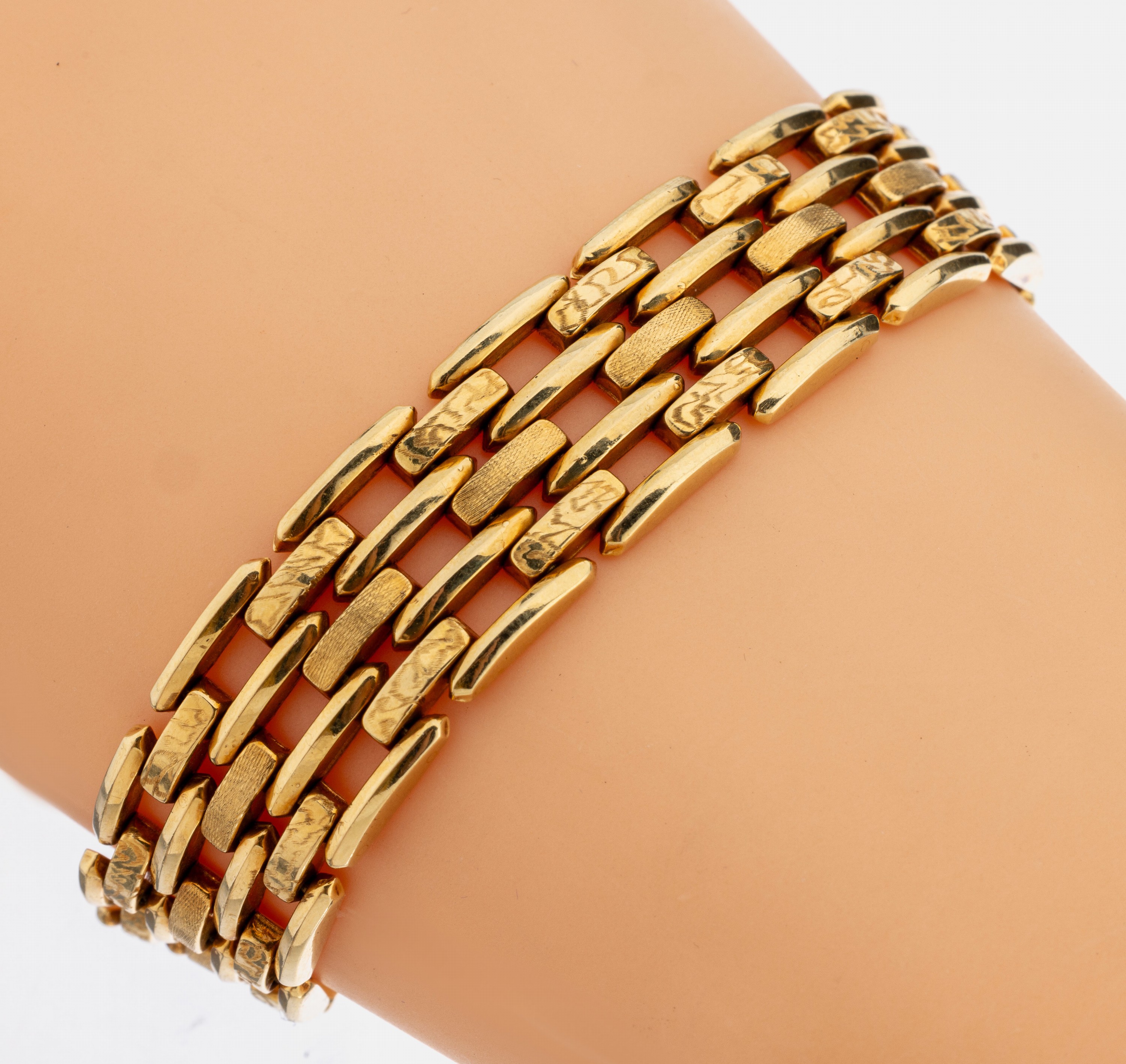 18 kt Gold Armband, ca. 32.4 g, GG 750/000,ital. Atelierarbeit, L. ca. 19.5 cm, B. ca. 1.5 cm, Kastenschloss mit 2 Sicherheitsachten