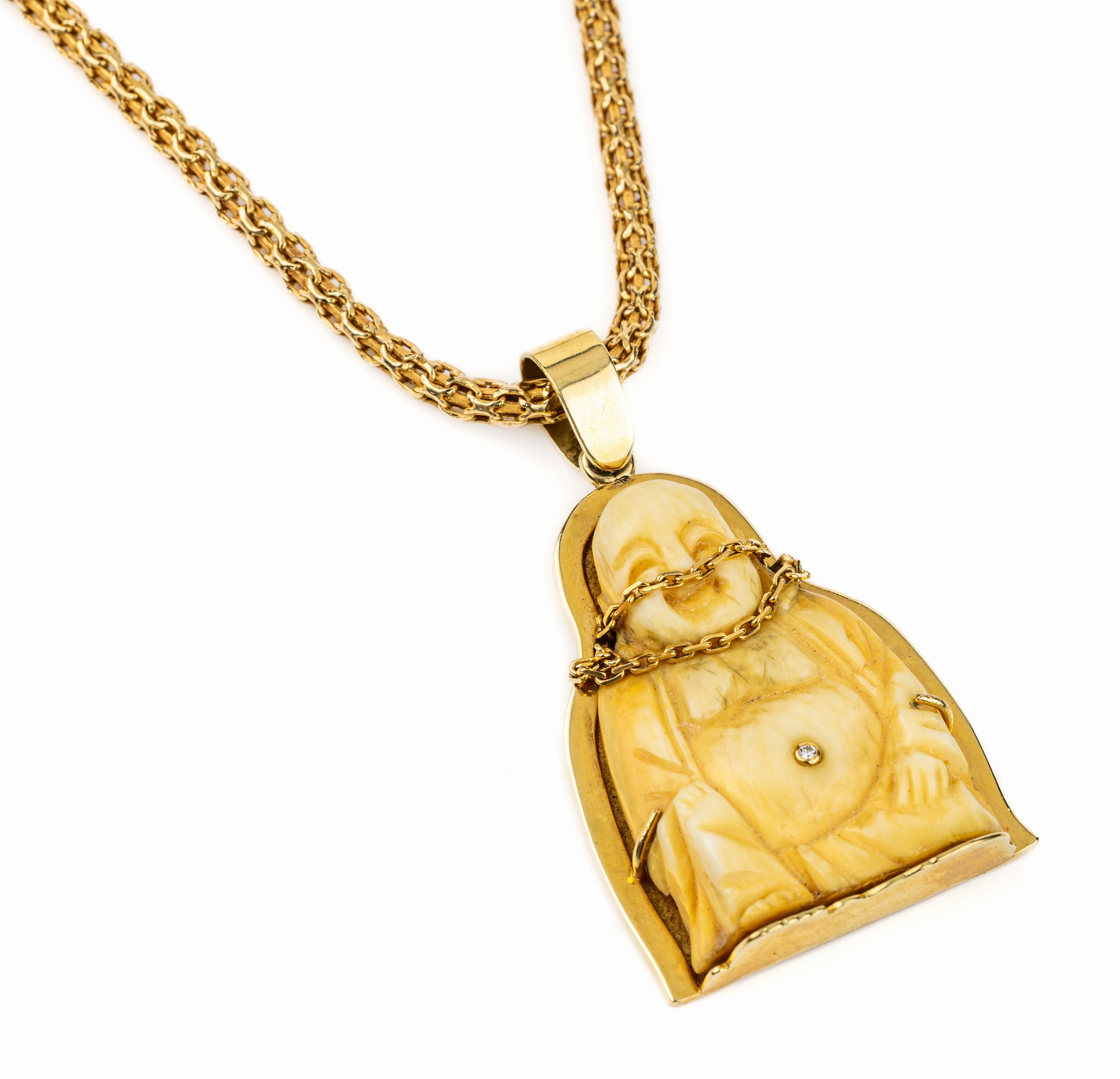 14 kt Gold Anhänger "Buddha", GG 585/000, Beinschnitzerei Darstellung eines Buddha, mit bewegl. Goldketten, 1 Brillant ca. 0.02 ct ...