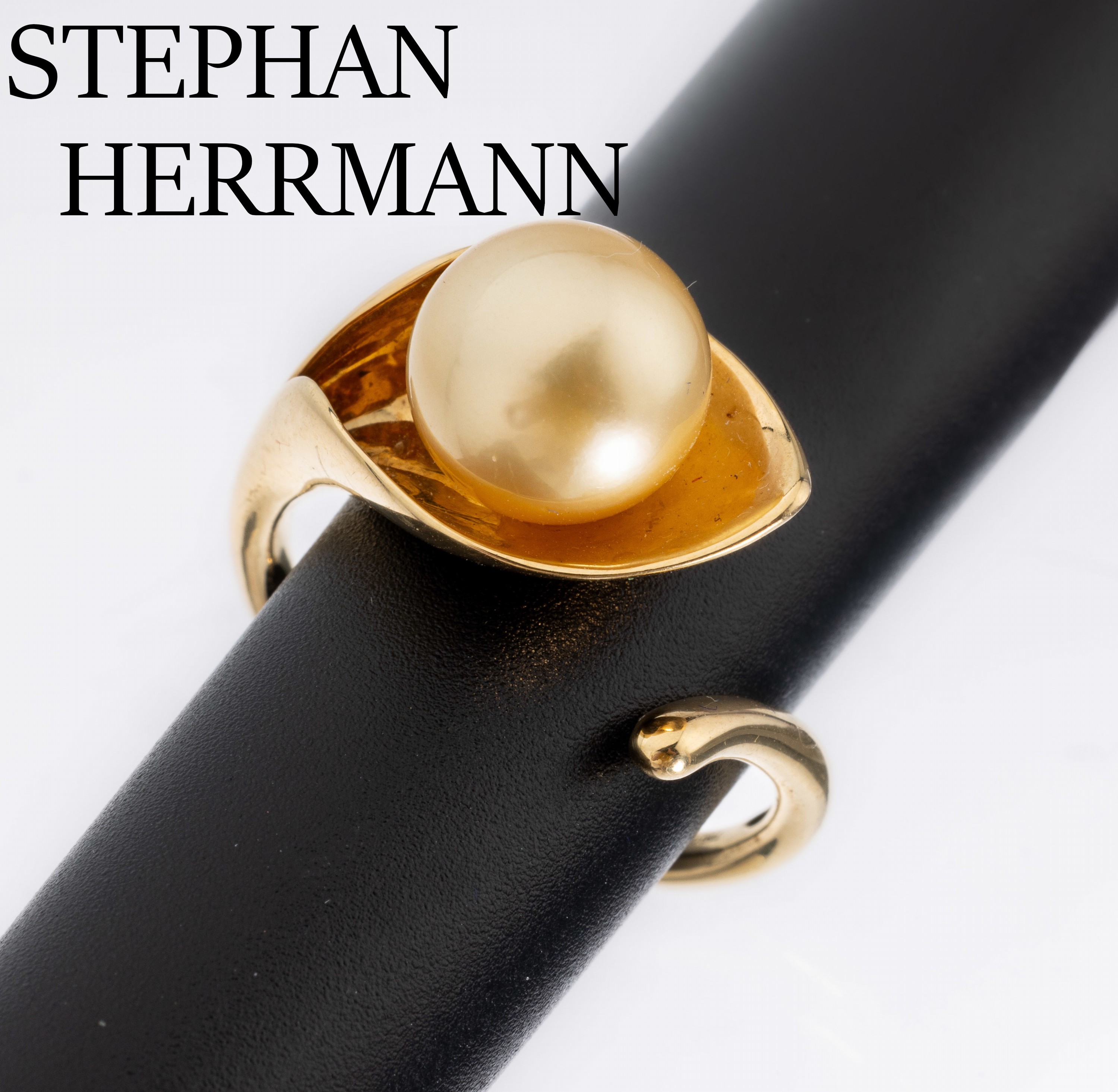 18 kt Gold Südseezuchtperl-Ring, RoseG 750/000, in Form einer Calla, mittig mit einergoldfarbene Perle, D. ca. 11 mm, mit schönem Lüster, ...