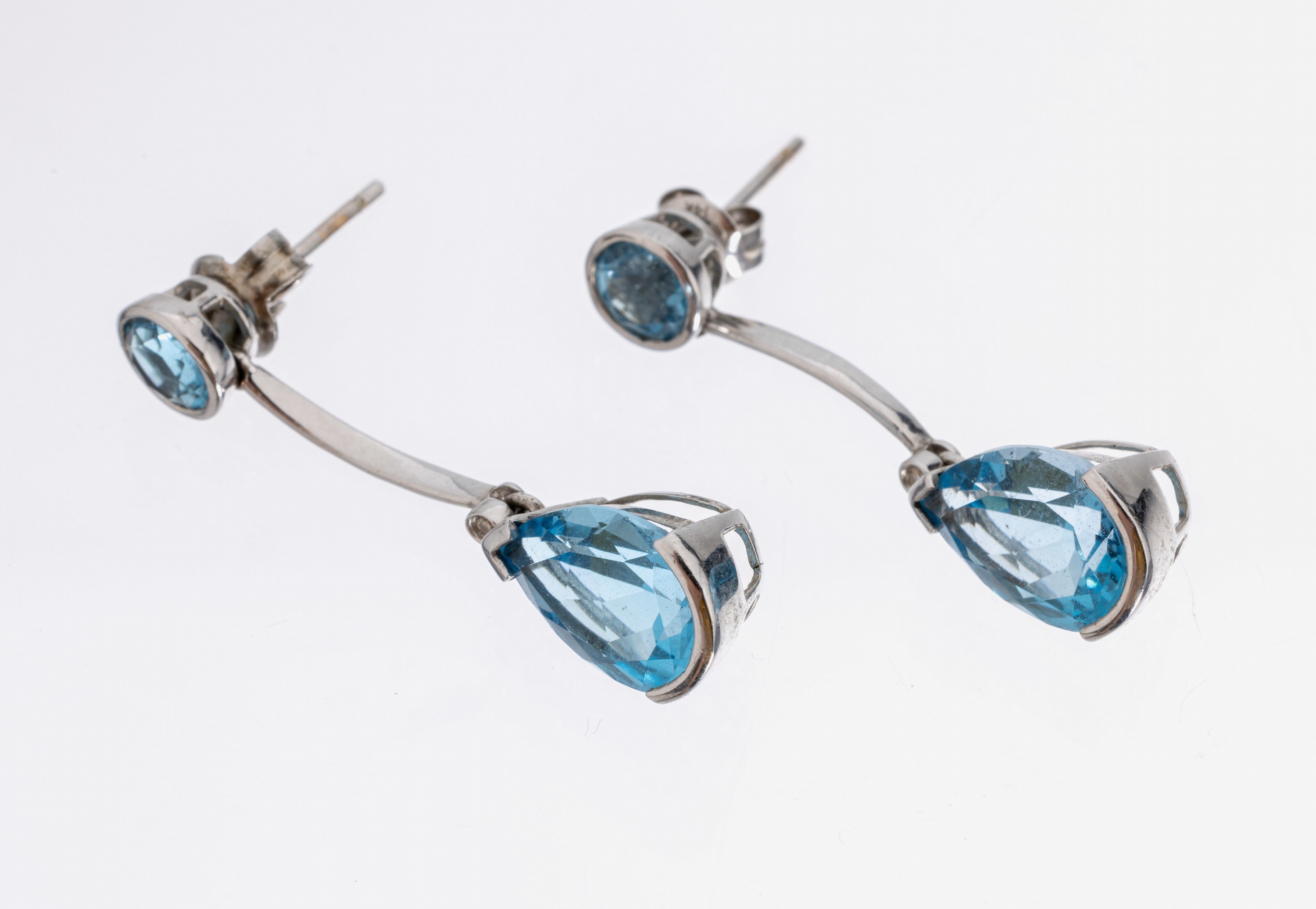 Paar 14 kt Gold Blautopas-Ohrstecker, WG 585/000, bes. mit 4 facett. Blautopasen (beh.)rund und tropfenförm. zus. ca. 6.0 ct, kl. Diamantbesatz, L. ...