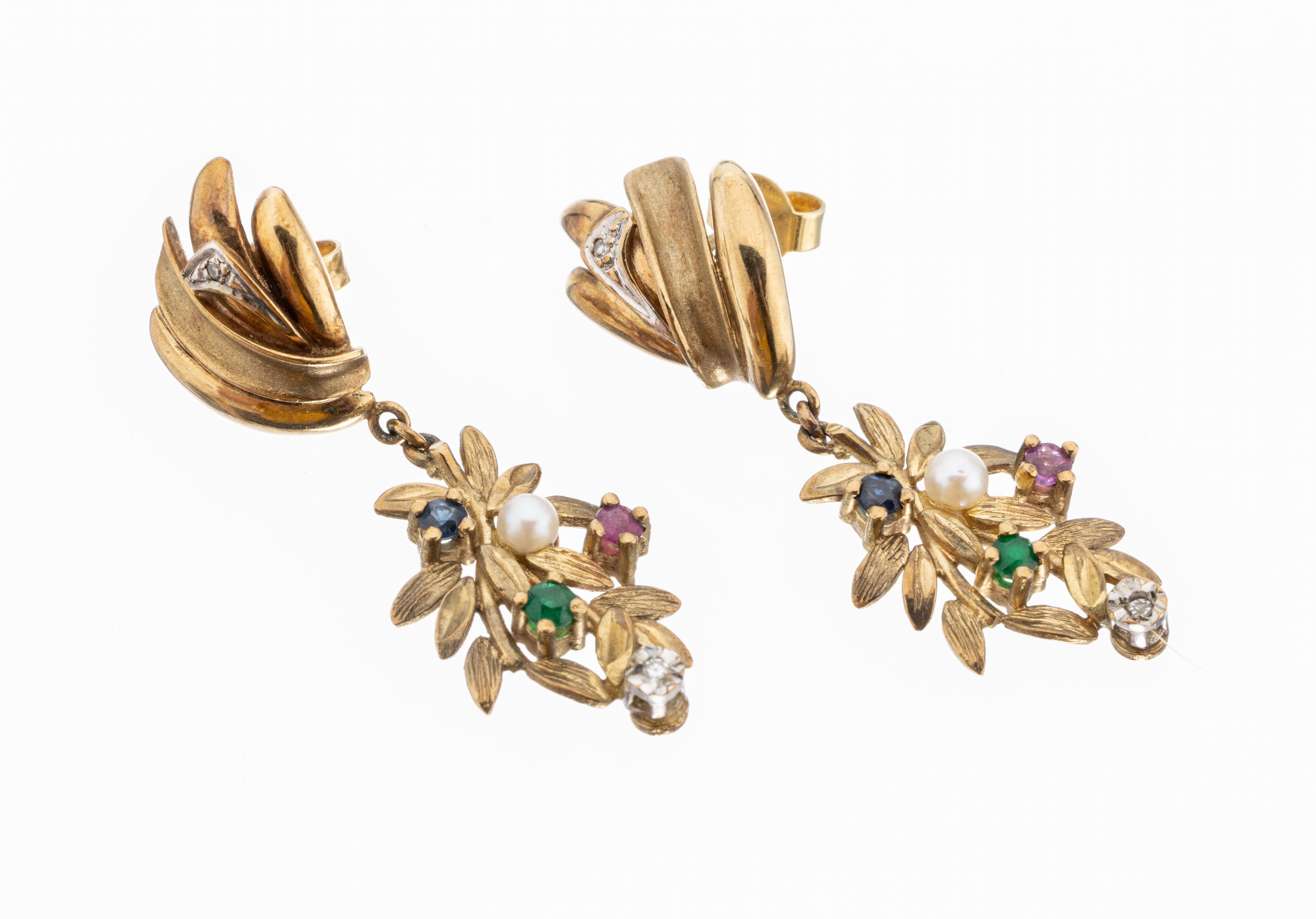 Paar 8 kt Gold Smaragd-Saphir-Rubin-Diamant- Ohrstecker, GG 333/000, florale Gestaltung,fein grav., mit kl. Farbstein- und Diamantbesatz, L. ca. 3.5 ...