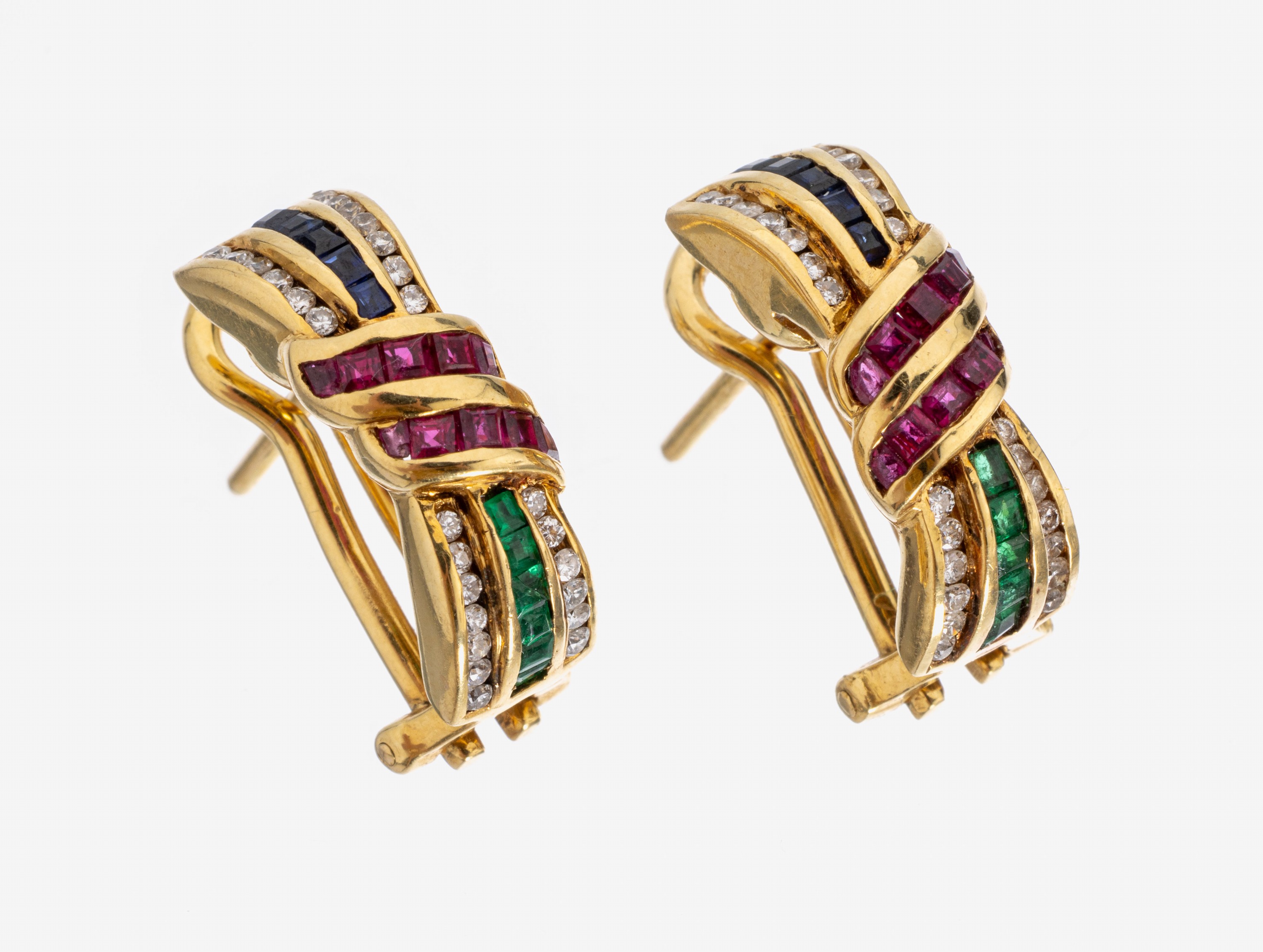 Paar 18 kt Gold Saphir-Rubin-Smaragd- Brillant-Ohrstecker, GG 750/000, überkreuzte Schiene bes. mit 10 facett. Smaragden zus. ca. 0.12 ct, 10 ...