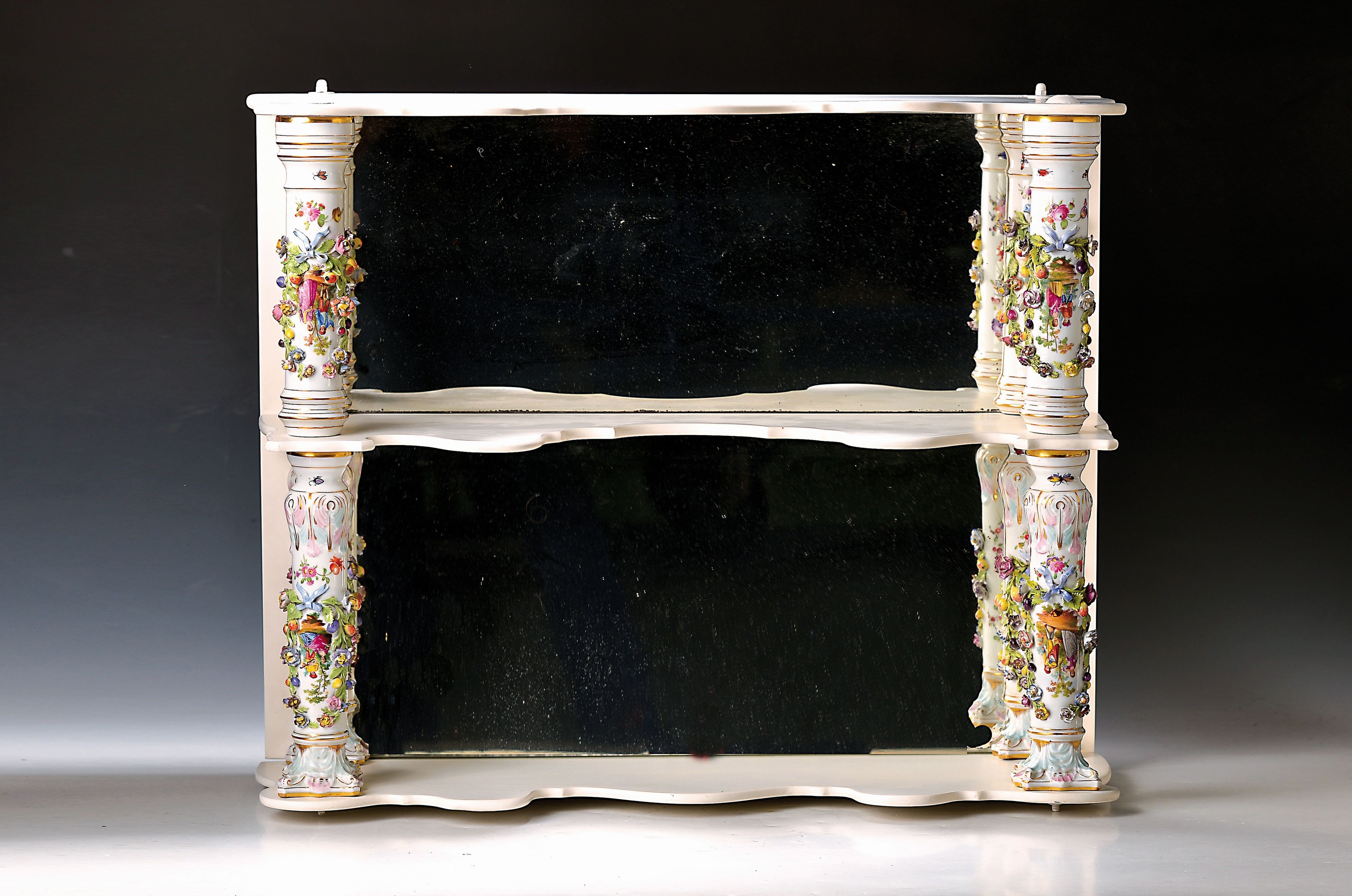 Etagere/Wandregal, wohl Thüringen, um 1880, Porzellansäulen mit applizierten Früchten und Blumen, mittig feine Miniaturmalereien galante Paar in ...