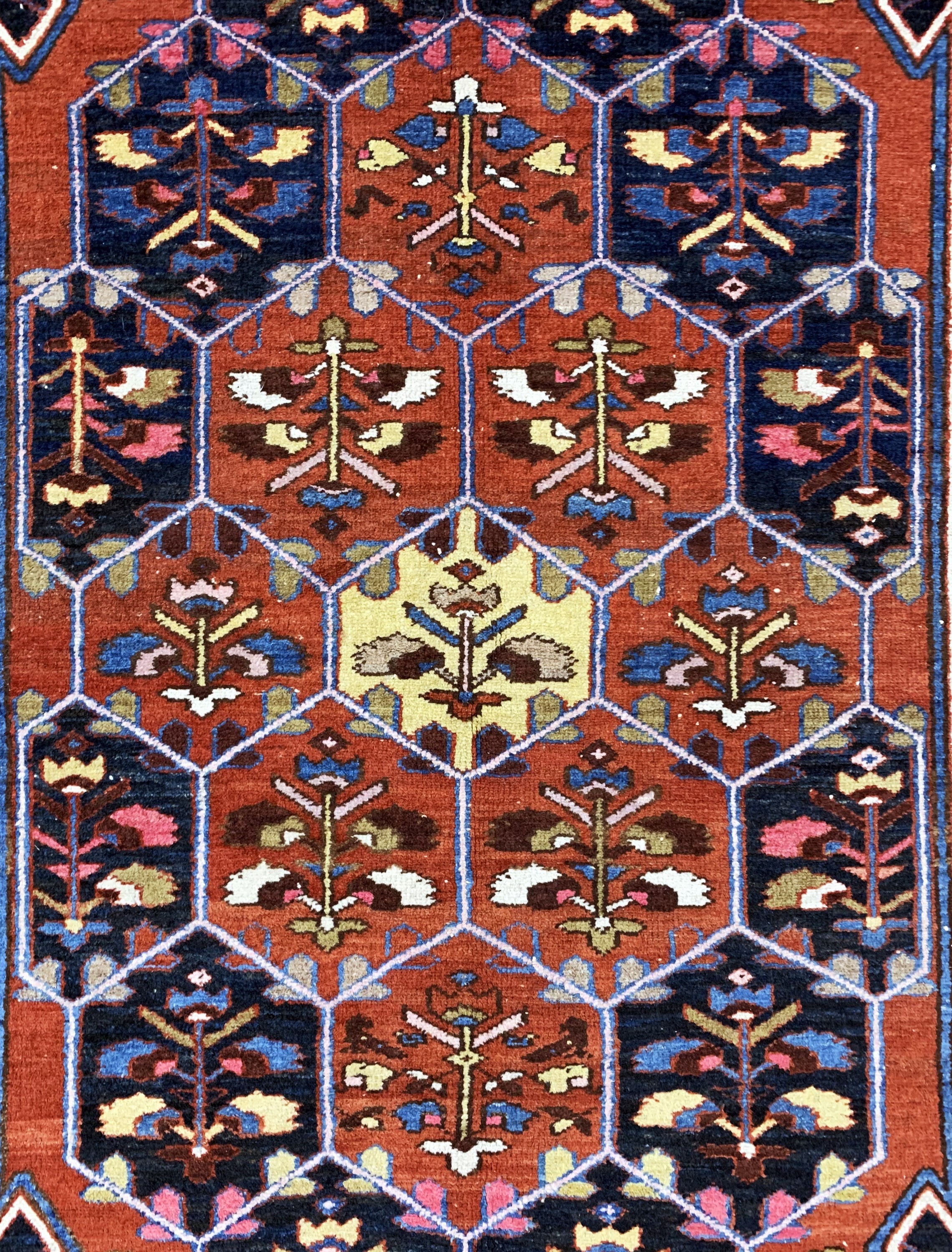 Detail b: Mazlaghan alt, Persien, Anfang 20.Jhd, Wolle auf Baumwolle, ca. 202 x 128 cm, EHZ: 2-3