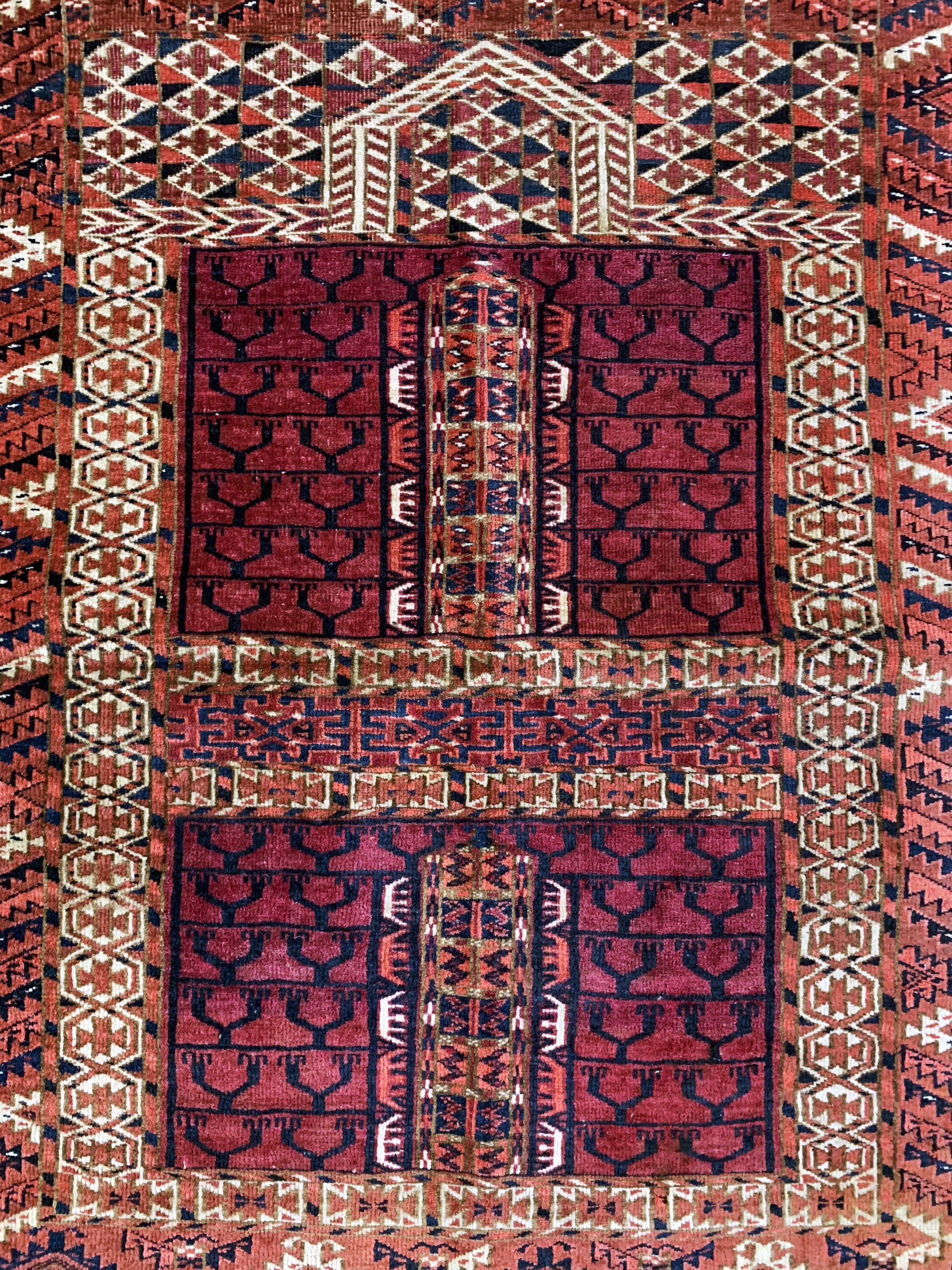 Detail b: Tekke Engsi antik, Turkmenistan, 19.Jhd, Wolle auf Wolle, ca. 140 x 120 cm, EHZ: 3