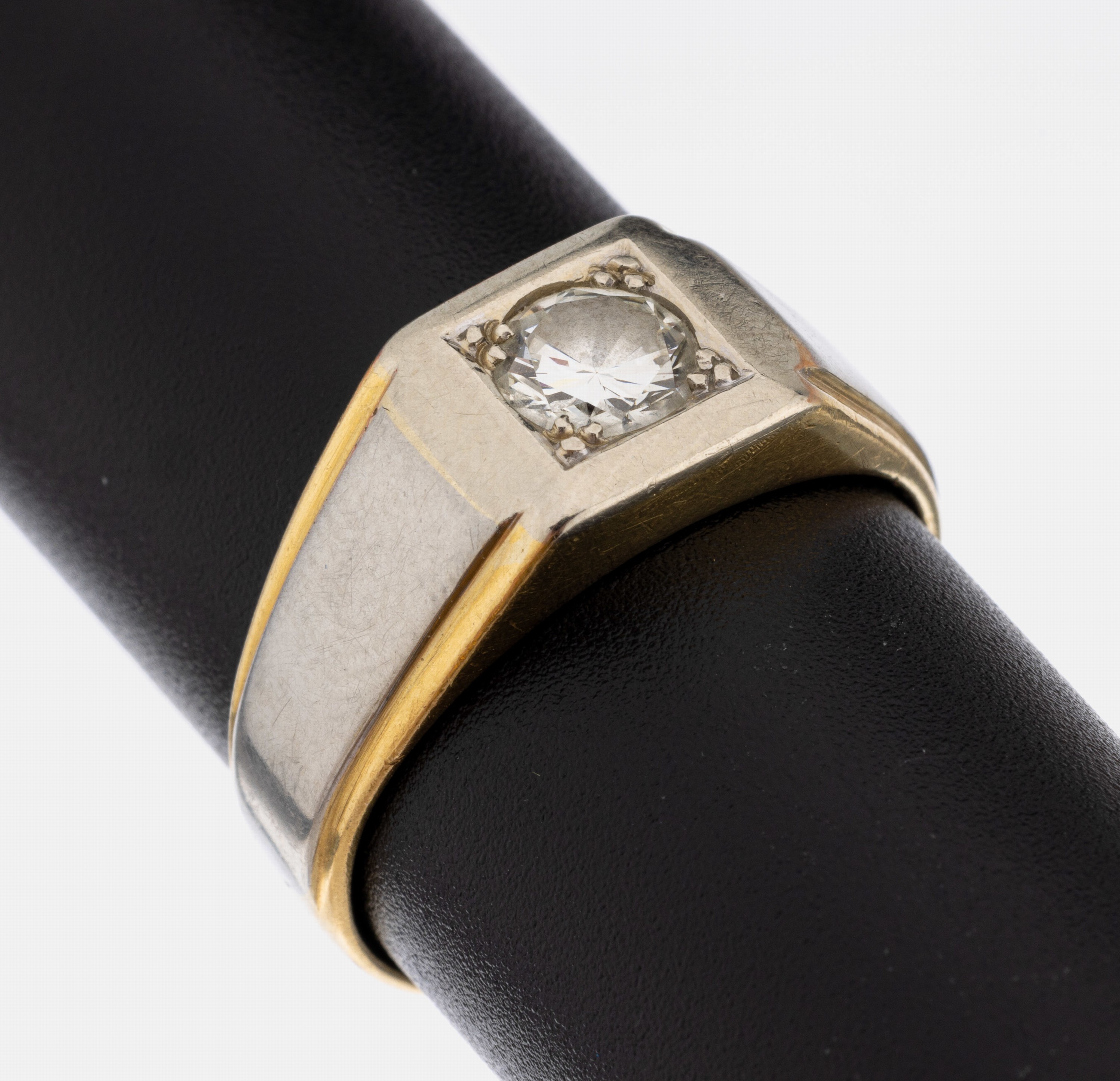 18 kt Gold Brillant-Ring, GG /WG 750/000, Brillant ca. 0.65 ct l.get.Weiß/si, ca. 8.6 g,RW 59, Meistermarke unged.