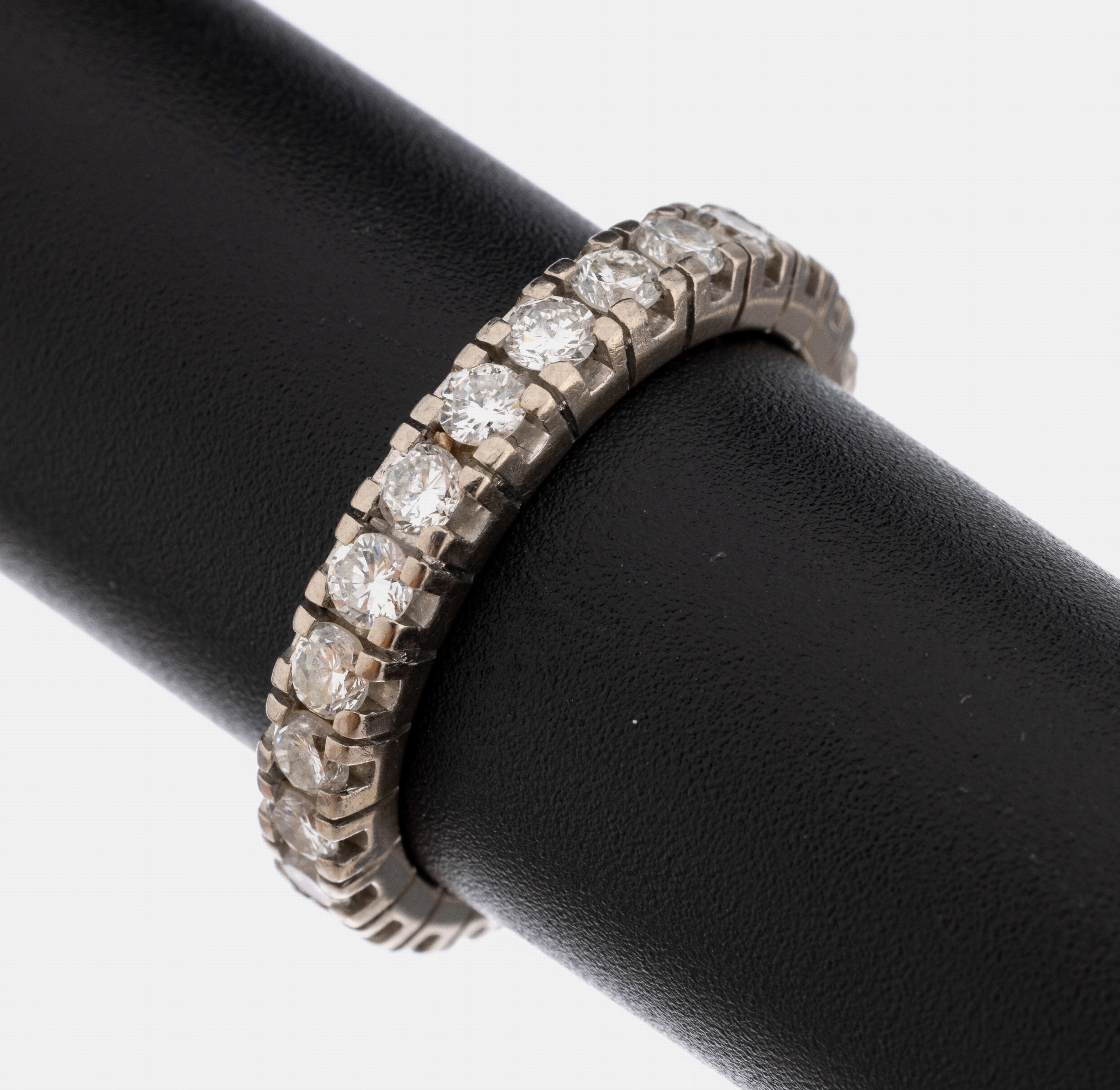 18 kt Gold Brillant-Memoryring, WG 750/000, Brillanten zus. ca. 1.0 ct Weiß/si, ca. 5.6 g, RW 54