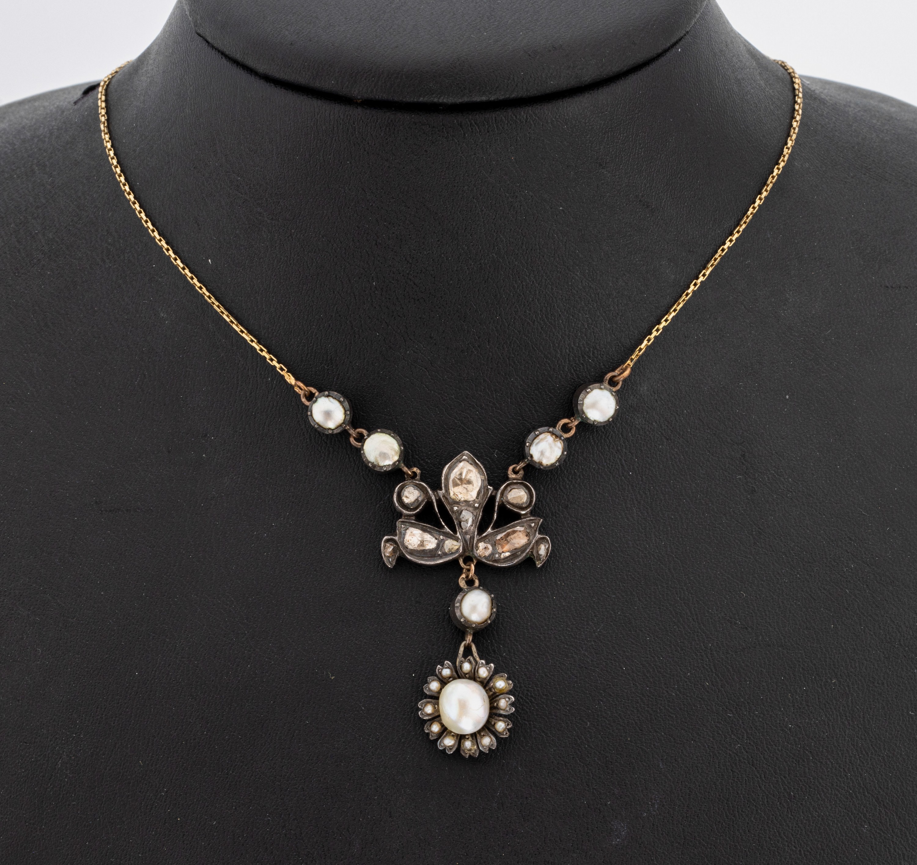 18 kt Gold Zuchtperl-Diamant-Collier um 1830- 40, GG 750/000 und Silber, Naturperlchen, Diamantrosen zus. ca. 0.80 ct, Abhängung in Form einer ...