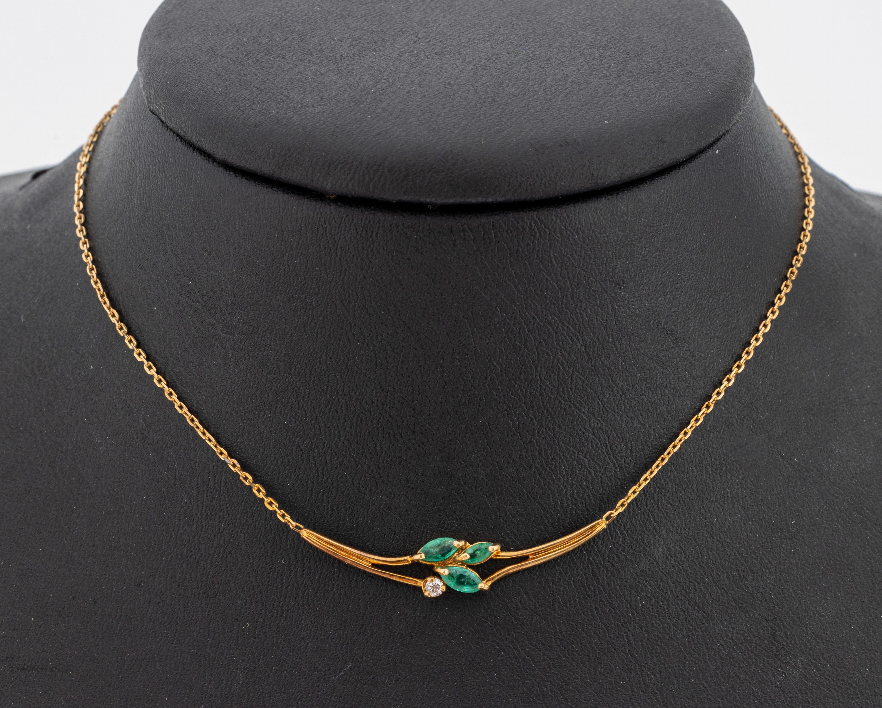 18 kt Gold Smaragd-Diamant-Collier, GG 750/000, kl. Smaragd- (1 x besch.) und Brillantbesatz, ca. 3.1 g, L. ca. 42 cm, Federringschließe
