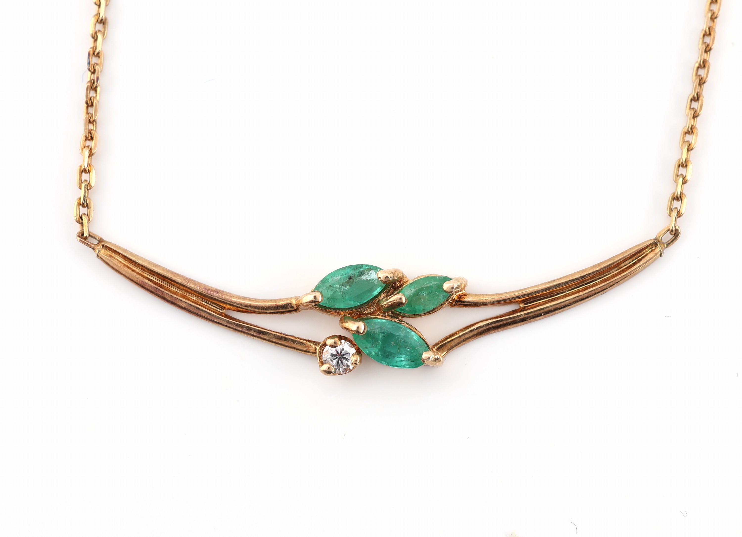 Detail b: 18 kt Gold Smaragd-Diamant-Collier, GG 750/000, kl. Smaragd- (1 x besch.) und Brillantbesatz, ca. 3.1 g, L. ca. 42 cm, Federringschließe
